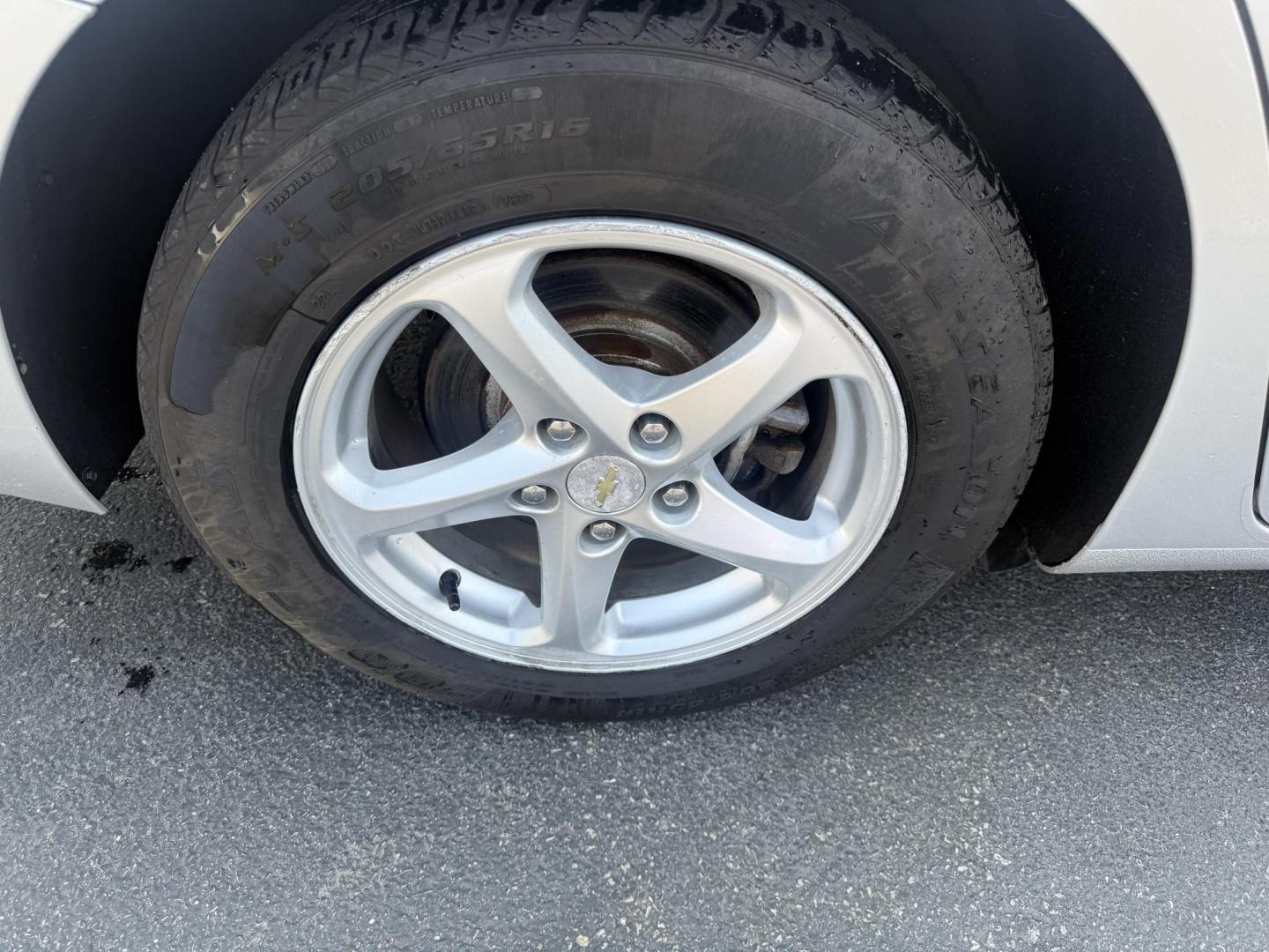 2018 Silver /Black Chevrolet Malibu LS (1G1ZB5ST0JF) with an 1.5L I4 DOHC 16V Turbo engine, 6A transmission, located at 11115 Chardon Rd. , Chardon, OH, 44024, (440) 214-9705, 41.580246, -81.241943 - This 2018 Chevrolet Malibu LS is a fuel-efficient midsize sedan powered by a 1.5L turbocharged EcoTec I4 engine and 6-speed automatic transmission, achieving up to 36 MPG on the highway. It features a 7.0" touchscreen with Apple CarPlay and Android Auto, a 4.2" gauge cluster screen, backup camera, a - Photo#6