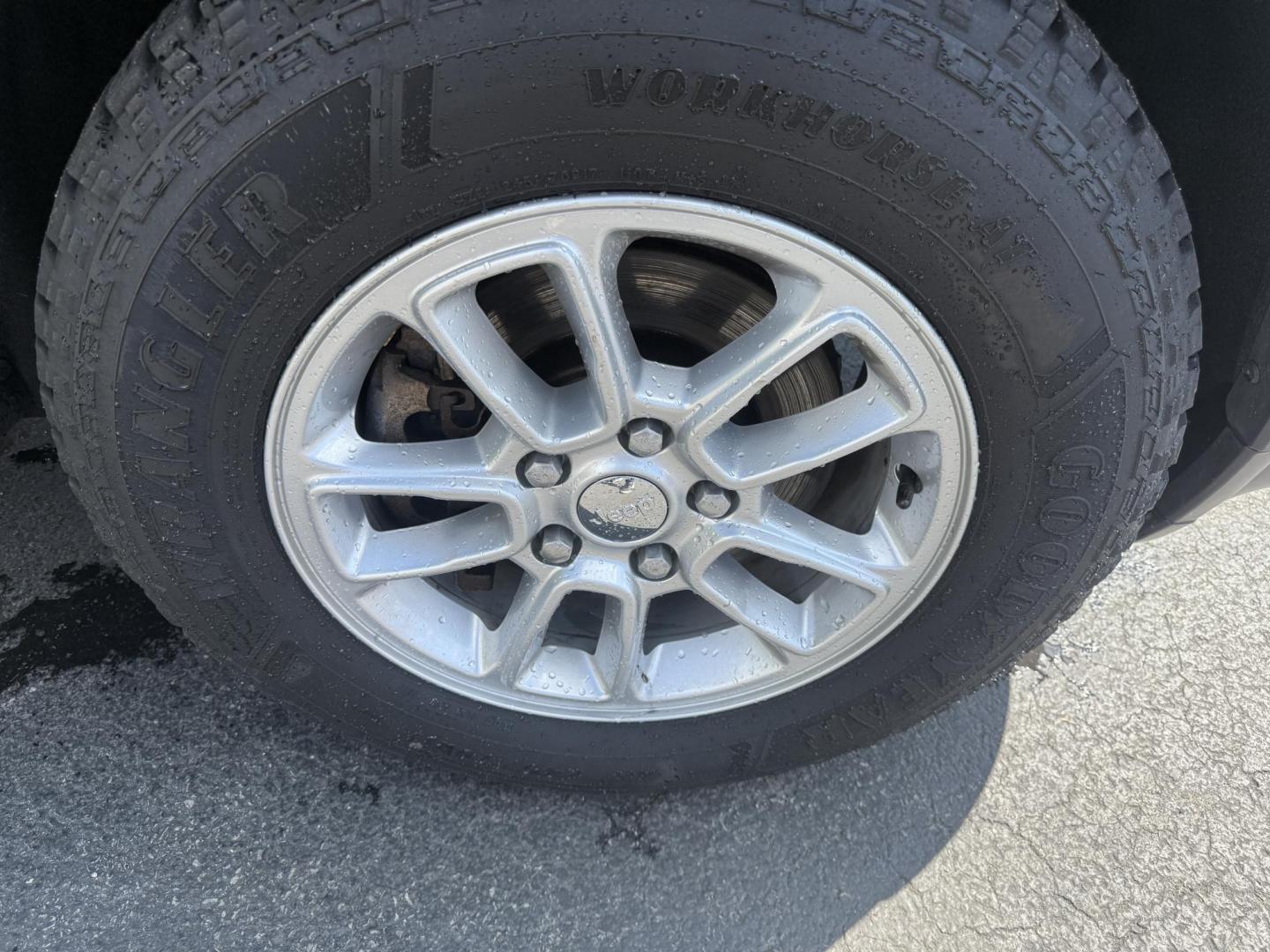 2019 Gray /Black Jeep Grand Cherokee Laredo E 4WD (1C4RJFAG7KC) with an 3.6L V6 DOHC 24V engine, 8A transmission, located at 547 E. Main St., Orwell, OH, 44076, (440) 437-5893, 41.535435, -80.847855 - This 2019 Jeep Grand Cherokee Laredo E 4WD features a 3.6L Pentastar V6 engine with an 8-speed automatic transmission and the Quadra-Trac 1 4WD system, delivering 25 MPG on the highway. Comfort and convenience are provided by a power driver’s seat, dual-zone automatic climate control, a 7.0" touch - Photo#4