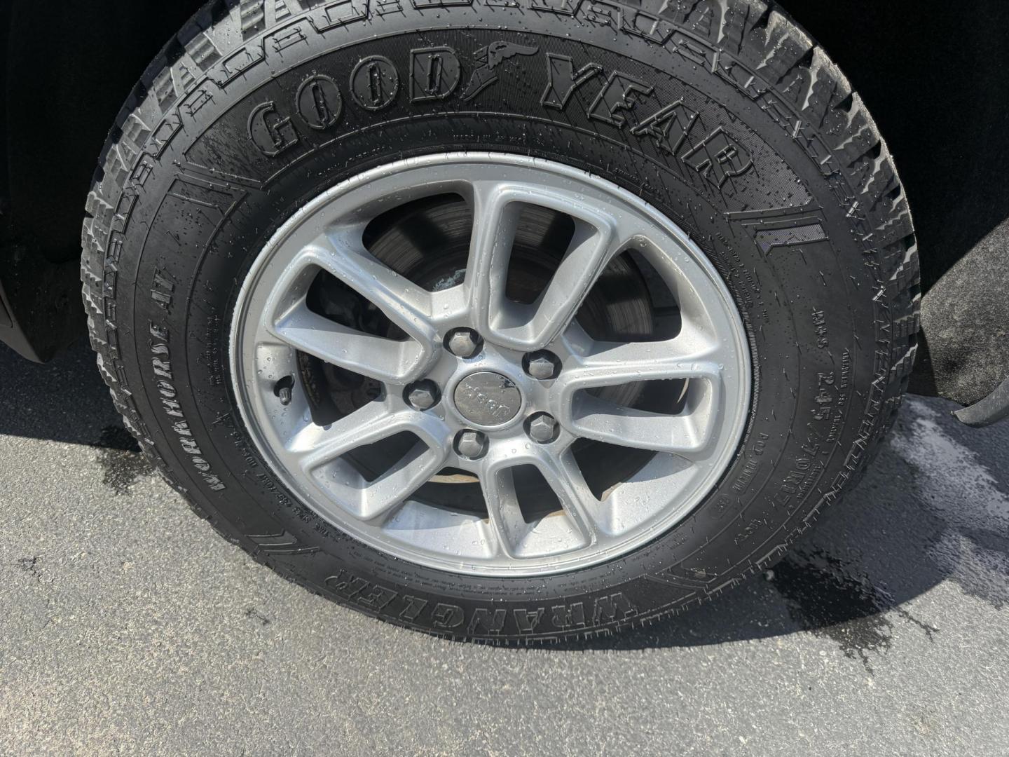2019 Gray /Black Jeep Grand Cherokee Laredo E 4WD (1C4RJFAG7KC) with an 3.6L V6 DOHC 24V engine, 8A transmission, located at 547 E. Main St., Orwell, OH, 44076, (440) 437-5893, 41.535435, -80.847855 - This 2019 Jeep Grand Cherokee Laredo E 4WD features a 3.6L Pentastar V6 engine with an 8-speed automatic transmission and the Quadra-Trac 1 4WD system, delivering 25 MPG on the highway. Comfort and convenience are provided by a power driver’s seat, dual-zone automatic climate control, a 7.0" touch - Photo#11