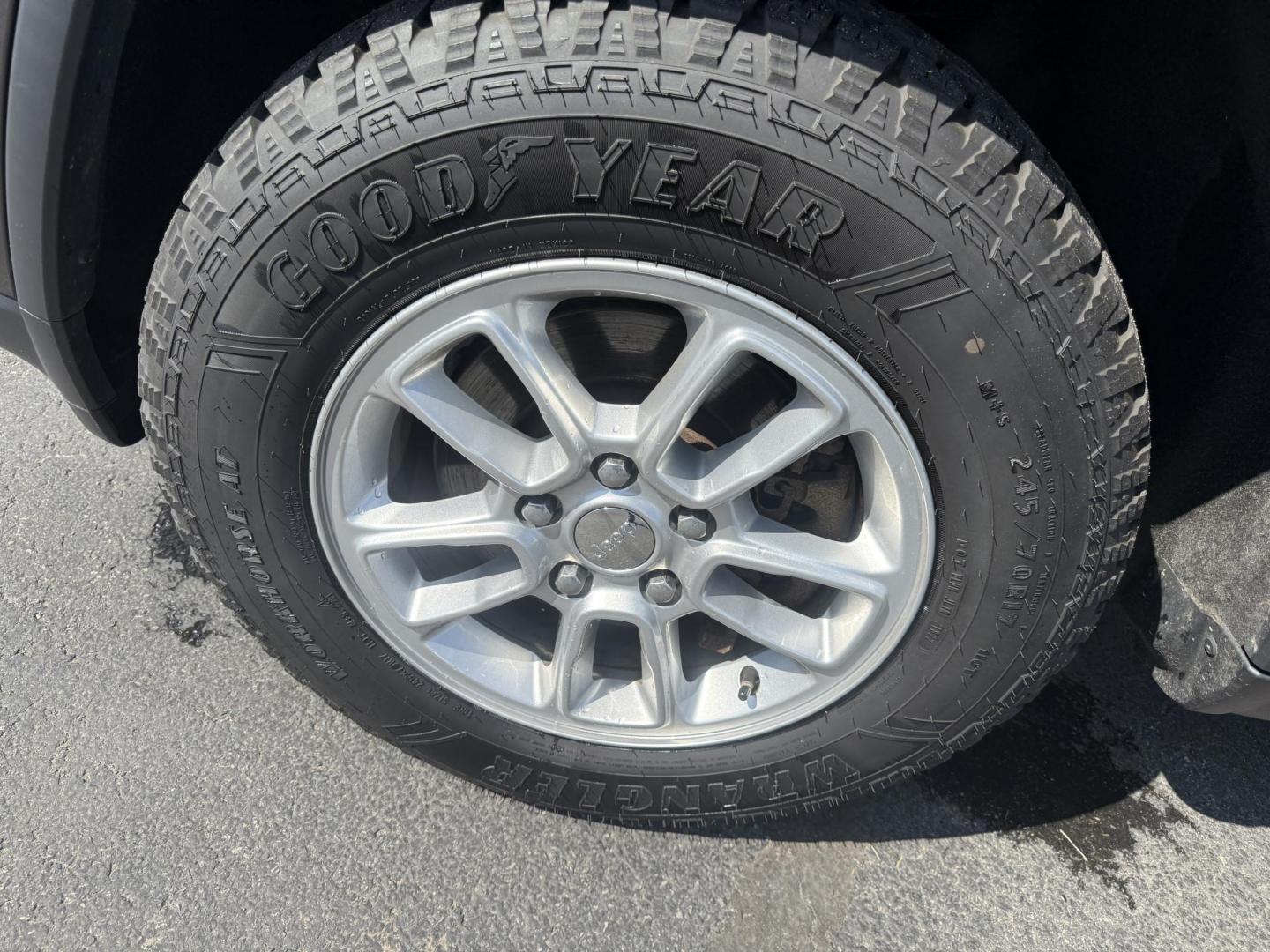 2019 Gray /Black Jeep Grand Cherokee Laredo E 4WD (1C4RJFAG7KC) with an 3.6L V6 DOHC 24V engine, 8A transmission, located at 547 E. Main St., Orwell, OH, 44076, (440) 437-5893, 41.535435, -80.847855 - This 2019 Jeep Grand Cherokee Laredo E 4WD features a 3.6L Pentastar V6 engine with an 8-speed automatic transmission and the Quadra-Trac 1 4WD system, delivering 25 MPG on the highway. Comfort and convenience are provided by a power driver’s seat, dual-zone automatic climate control, a 7.0" touch - Photo#13