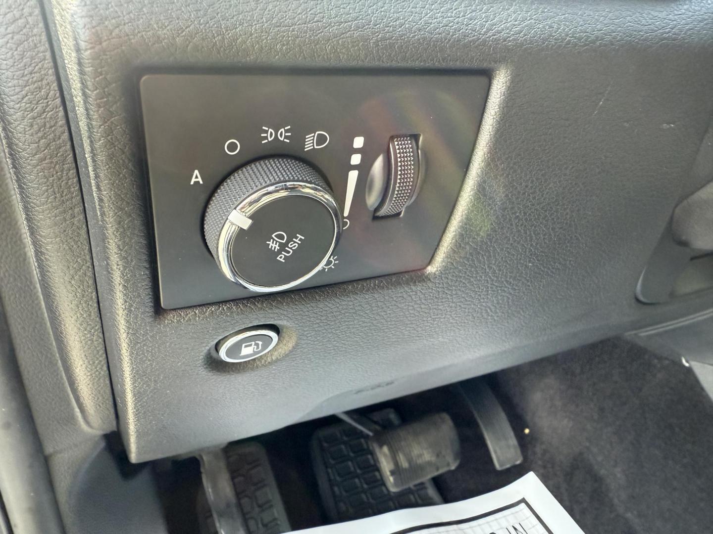 2019 Gray /Black Jeep Grand Cherokee Laredo E 4WD (1C4RJFAG7KC) with an 3.6L V6 DOHC 24V engine, 8A transmission, located at 547 E. Main St., Orwell, OH, 44076, (440) 437-5893, 41.535435, -80.847855 - This 2019 Jeep Grand Cherokee Laredo E 4WD features a 3.6L Pentastar V6 engine with an 8-speed automatic transmission and the Quadra-Trac 1 4WD system, delivering 25 MPG on the highway. Comfort and convenience are provided by a power driver’s seat, dual-zone automatic climate control, a 7.0" touch - Photo#18