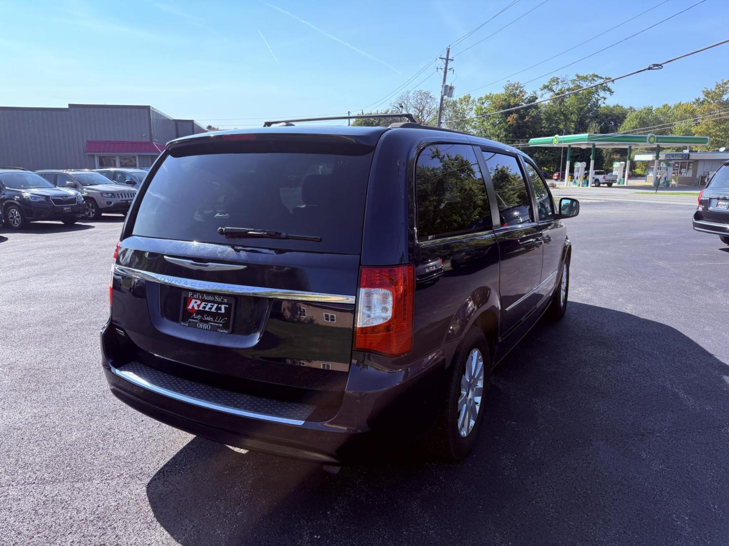 2015 Blue /Black Chrysler Town & Country Touring (2C4RC1BG0FR) with an 3.6L V6 DOHC 24V engine, 6-Speed Automatic transmission, located at 11115 Chardon Rd. , Chardon, OH, 44024, (440) 214-9705, 41.580246, -81.241943 - This 2015 Chrysler Town & Country Touring features a 3.6L Pentastar V6 engine paired with a 6-speed automatic transmission, and comes equipped with premium amenities including leather interior, tri-zone automatic climate control, Stow 'n Go seating for versatile cargo and passenger arrangements, a b - Photo#7