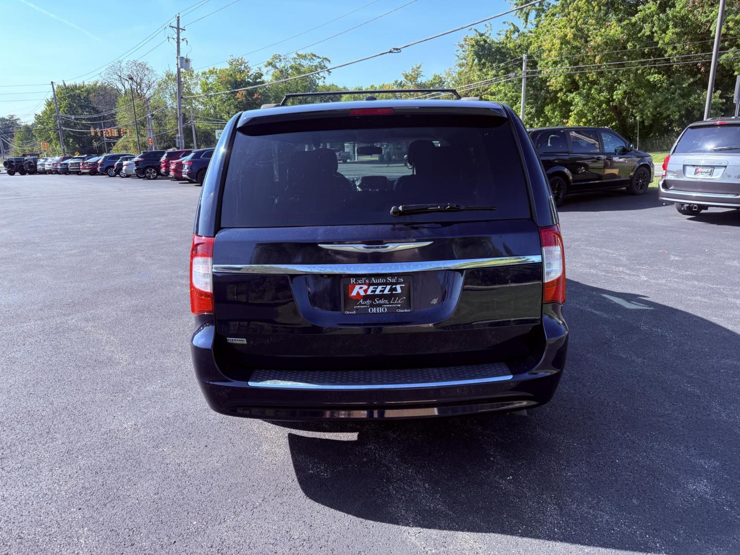 2015 Blue /Black Chrysler Town & Country Touring (2C4RC1BG0FR) with an 3.6L V6 DOHC 24V engine, 6-Speed Automatic transmission, located at 11115 Chardon Rd. , Chardon, OH, 44024, (440) 214-9705, 41.580246, -81.241943 - This 2015 Chrysler Town & Country Touring features a 3.6L Pentastar V6 engine paired with a 6-speed automatic transmission, and comes equipped with premium amenities including leather interior, tri-zone automatic climate control, Stow 'n Go seating for versatile cargo and passenger arrangements, a b - Photo#8