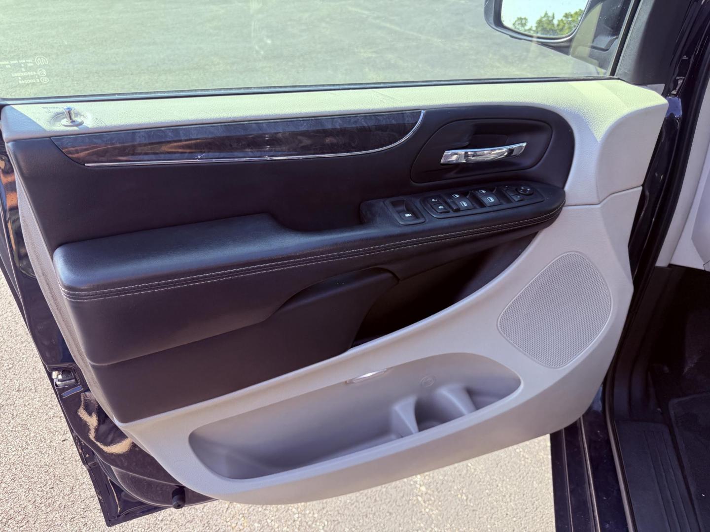 2015 Blue /Black Chrysler Town & Country Touring (2C4RC1BG0FR) with an 3.6L V6 DOHC 24V engine, 6-Speed Automatic transmission, located at 11115 Chardon Rd. , Chardon, OH, 44024, (440) 214-9705, 41.580246, -81.241943 - This 2015 Chrysler Town & Country Touring features a 3.6L Pentastar V6 engine paired with a 6-speed automatic transmission, and comes equipped with premium amenities including leather interior, tri-zone automatic climate control, Stow 'n Go seating for versatile cargo and passenger arrangements, a b - Photo#16