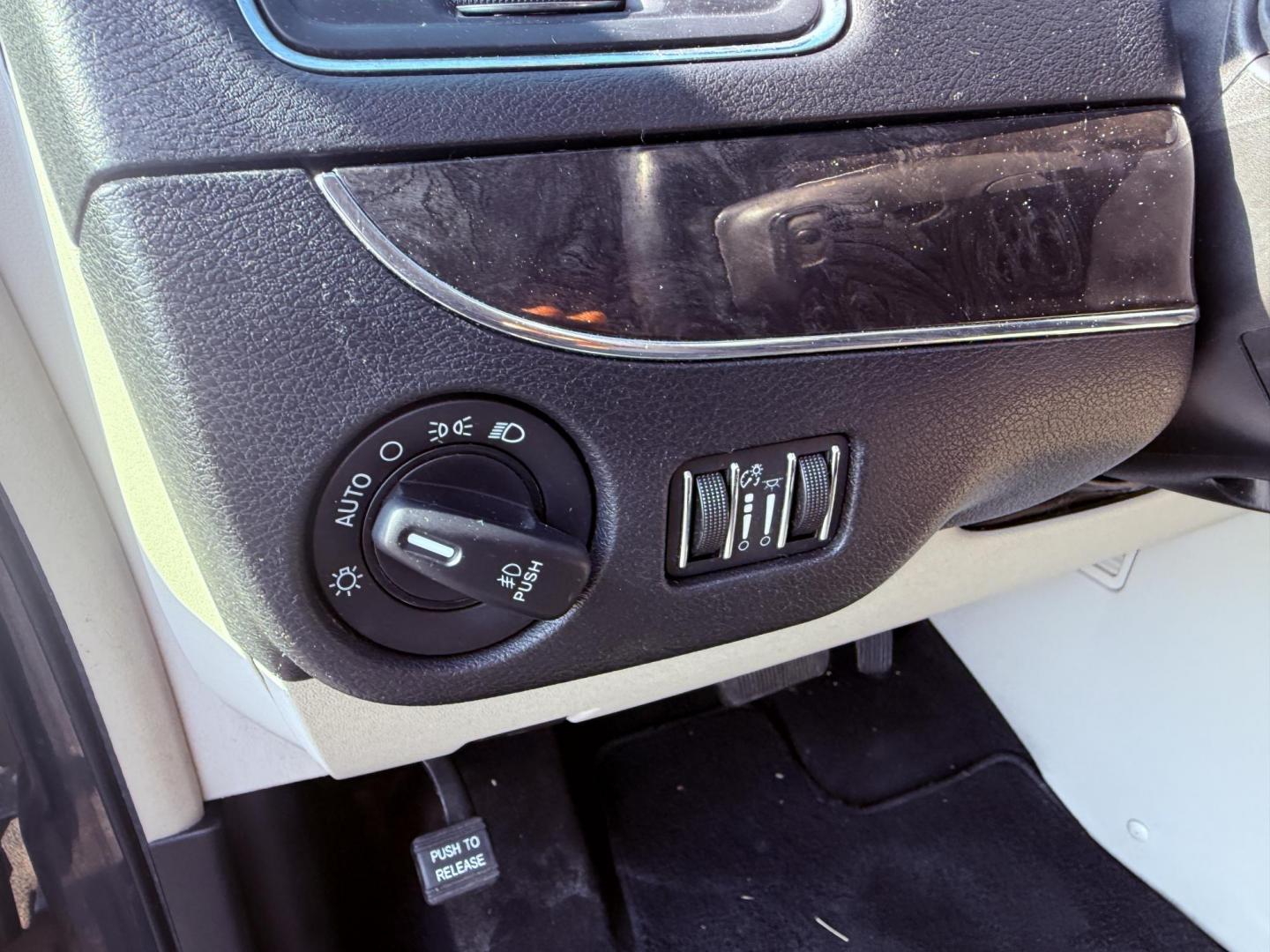 2015 Blue /Black Chrysler Town & Country Touring (2C4RC1BG0FR) with an 3.6L V6 DOHC 24V engine, 6-Speed Automatic transmission, located at 11115 Chardon Rd. , Chardon, OH, 44024, (440) 214-9705, 41.580246, -81.241943 - This 2015 Chrysler Town & Country Touring features a 3.6L Pentastar V6 engine paired with a 6-speed automatic transmission, and comes equipped with premium amenities including leather interior, tri-zone automatic climate control, Stow 'n Go seating for versatile cargo and passenger arrangements, a b - Photo#22