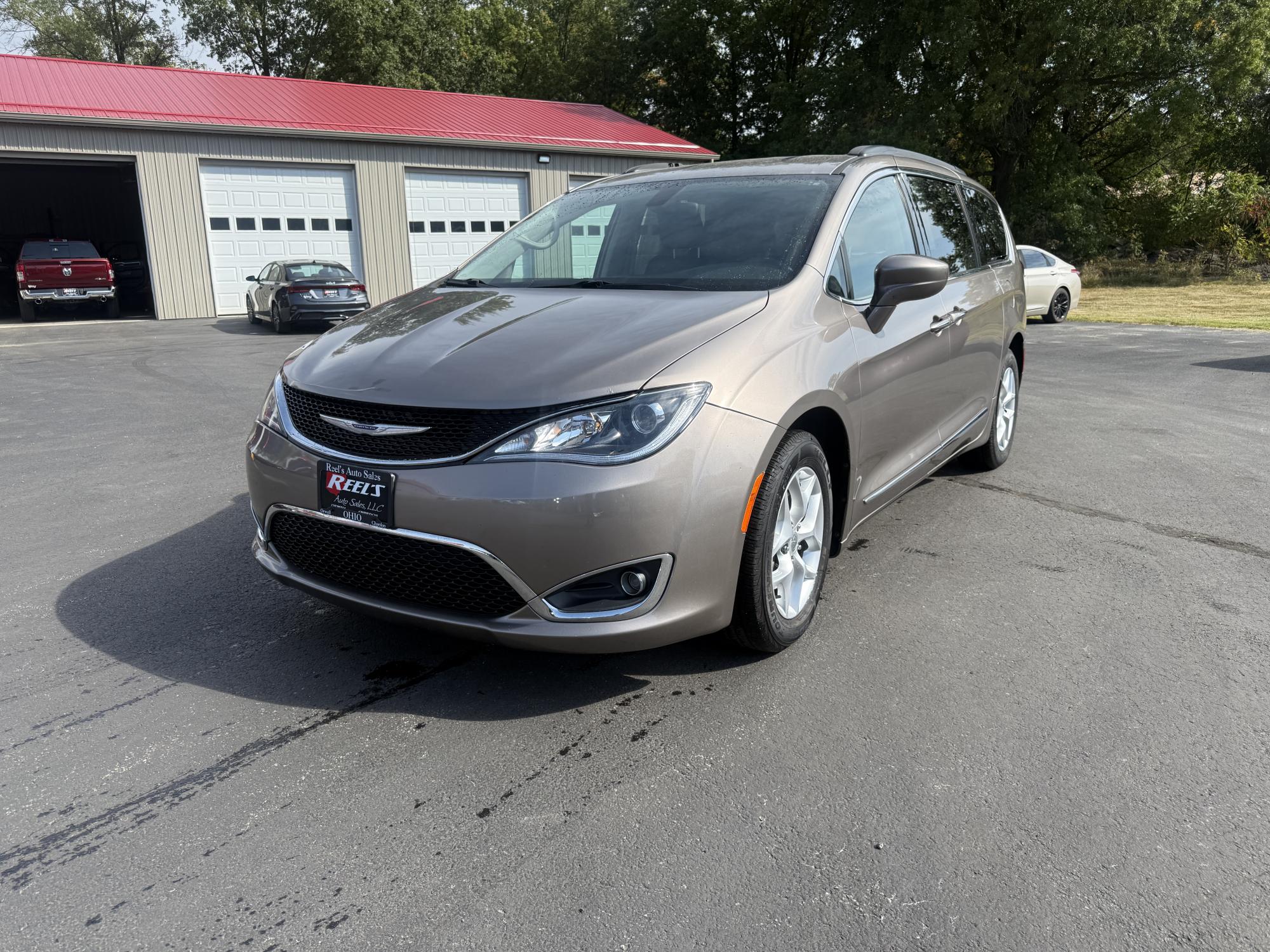 photo of 2017 Chrysler Pacifica Touring - L