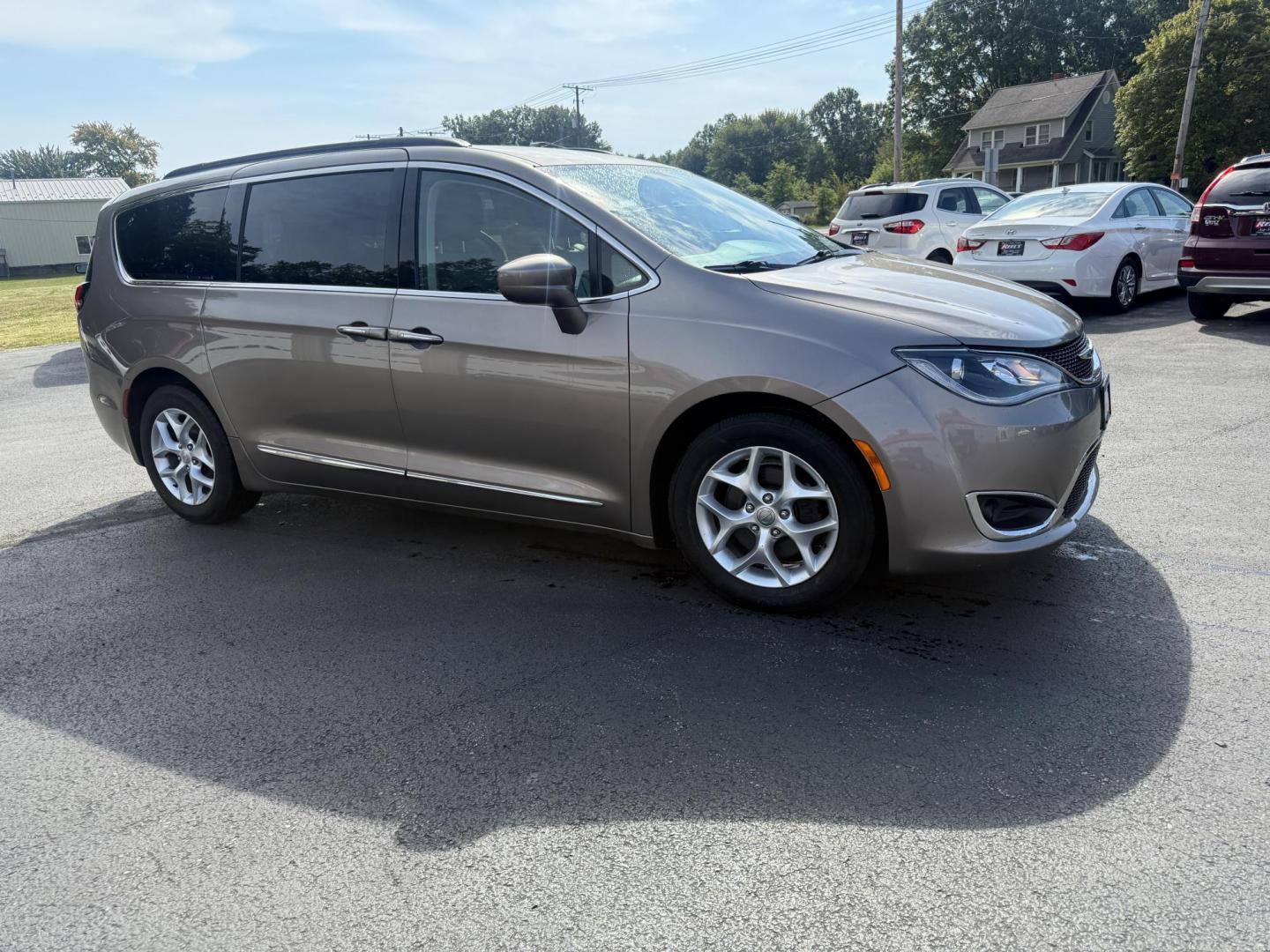 2017 Gray /Black Chrysler Pacifica Touring-L (2C4RC1BG8HR) with an 3.6L V6 DOHC 24V engine, 9 Speed Automatic transmission, located at 547 E. Main St., Orwell, OH, 44076, (440) 437-5893, 41.535435, -80.847855 - Photo#3
