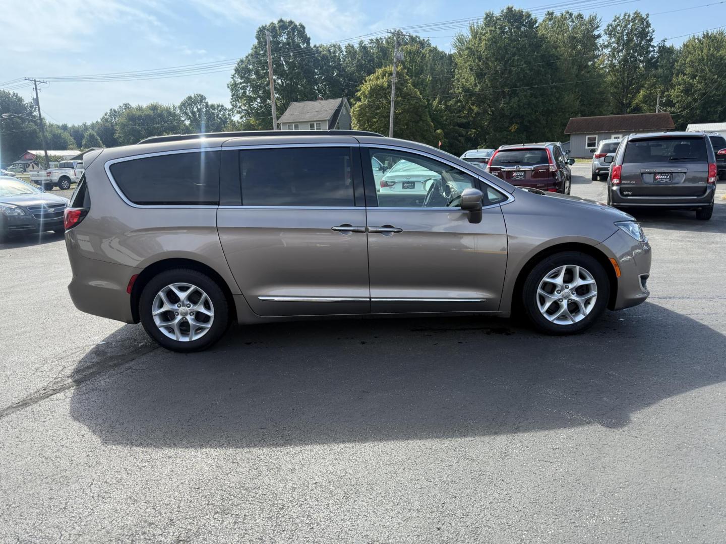 2017 Gray /Black Chrysler Pacifica Touring-L (2C4RC1BG8HR) with an 3.6L V6 DOHC 24V engine, 9 Speed Automatic transmission, located at 547 E. Main St., Orwell, OH, 44076, (440) 437-5893, 41.535435, -80.847855 - Photo#5