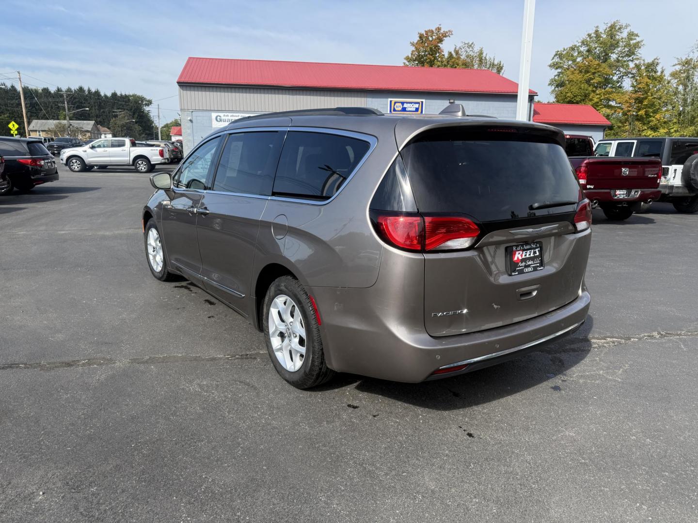 2017 Gray /Black Chrysler Pacifica Touring-L (2C4RC1BG8HR) with an 3.6L V6 DOHC 24V engine, 9 Speed Automatic transmission, located at 547 E. Main St., Orwell, OH, 44076, (440) 437-5893, 41.535435, -80.847855 - Photo#9