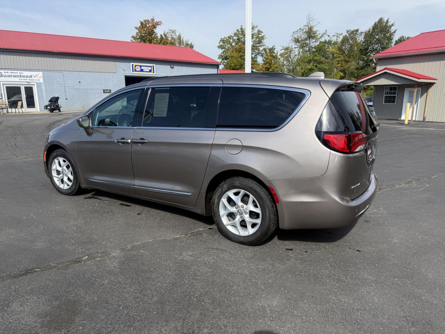 2017 Gray /Black Chrysler Pacifica Touring-L (2C4RC1BG8HR) with an 3.6L V6 DOHC 24V engine, 9 Speed Automatic transmission, located at 547 E. Main St., Orwell, OH, 44076, (440) 437-5893, 41.535435, -80.847855 - Photo#10