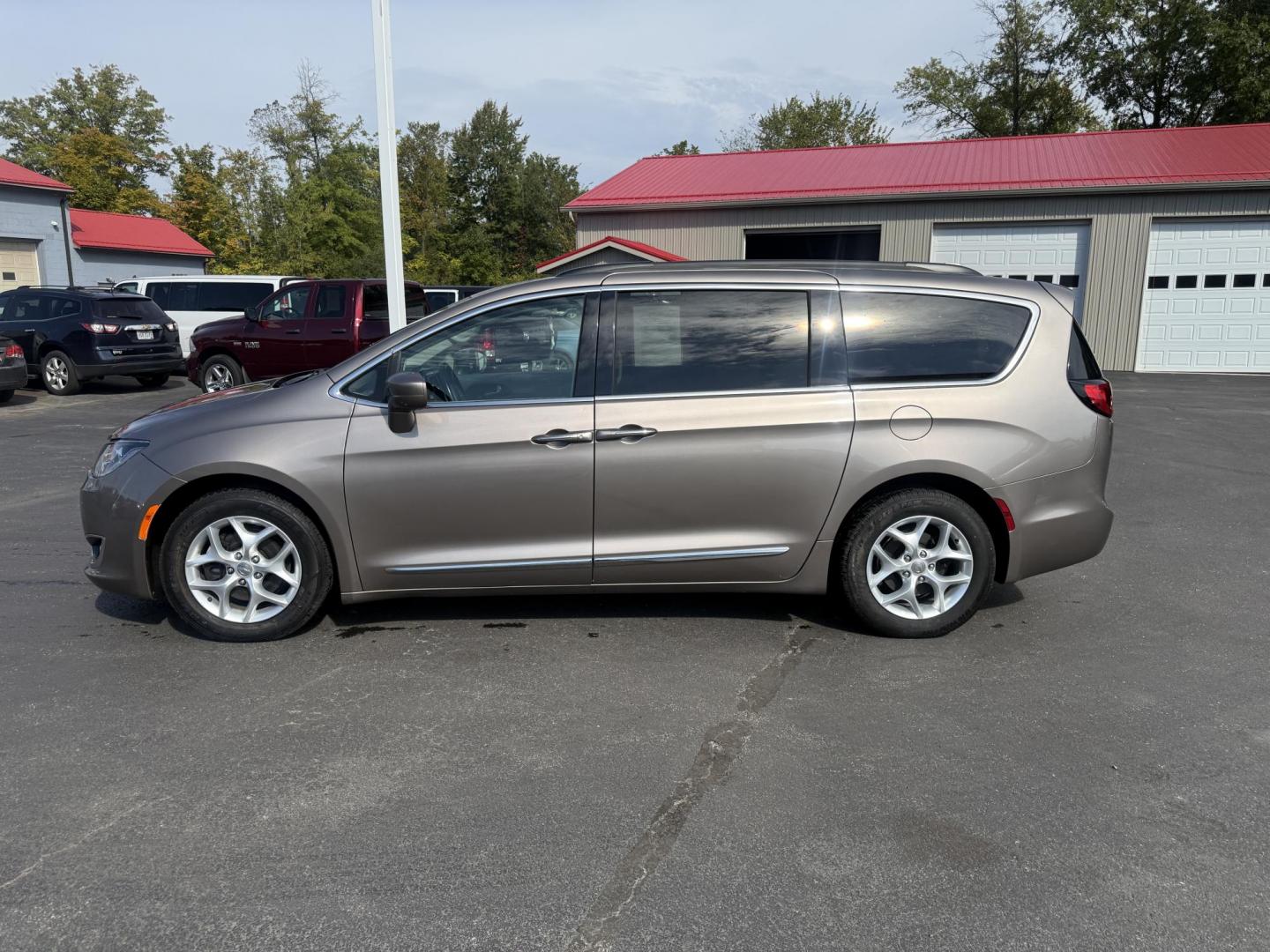 2017 Gray /Black Chrysler Pacifica Touring-L (2C4RC1BG8HR) with an 3.6L V6 DOHC 24V engine, 9 Speed Automatic transmission, located at 547 E. Main St., Orwell, OH, 44076, (440) 437-5893, 41.535435, -80.847855 - Photo#12