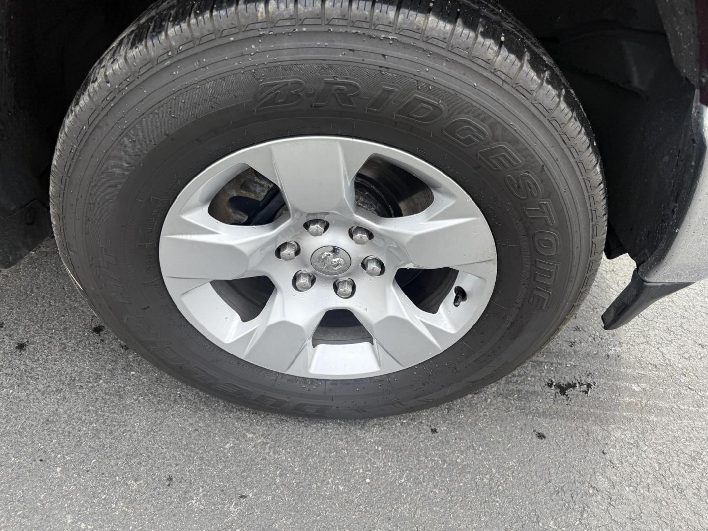 2019 Red /Black RAM 1500 Big Horn Crew Cab SWB 4WD (1C6SRFFTXKN) with an 5.7L V8 OHV 16V engine, Automatic transmission, located at 547 E. Main St., Orwell, OH, 44076, (440) 437-5893, 41.535435, -80.847855 - This 2019 Ram 1500 Big Horn Crew Cab 4WD with a 5.7L HEMI V8 and 8-speed automatic transmission offers robust performance with 395 horsepower and 410 lb-ft of torque, featuring a 3.92 axle ratio for a strong 11,340-pound towing capacity. It balances power with comfort and technology, boasting a 3.5" - Photo#4