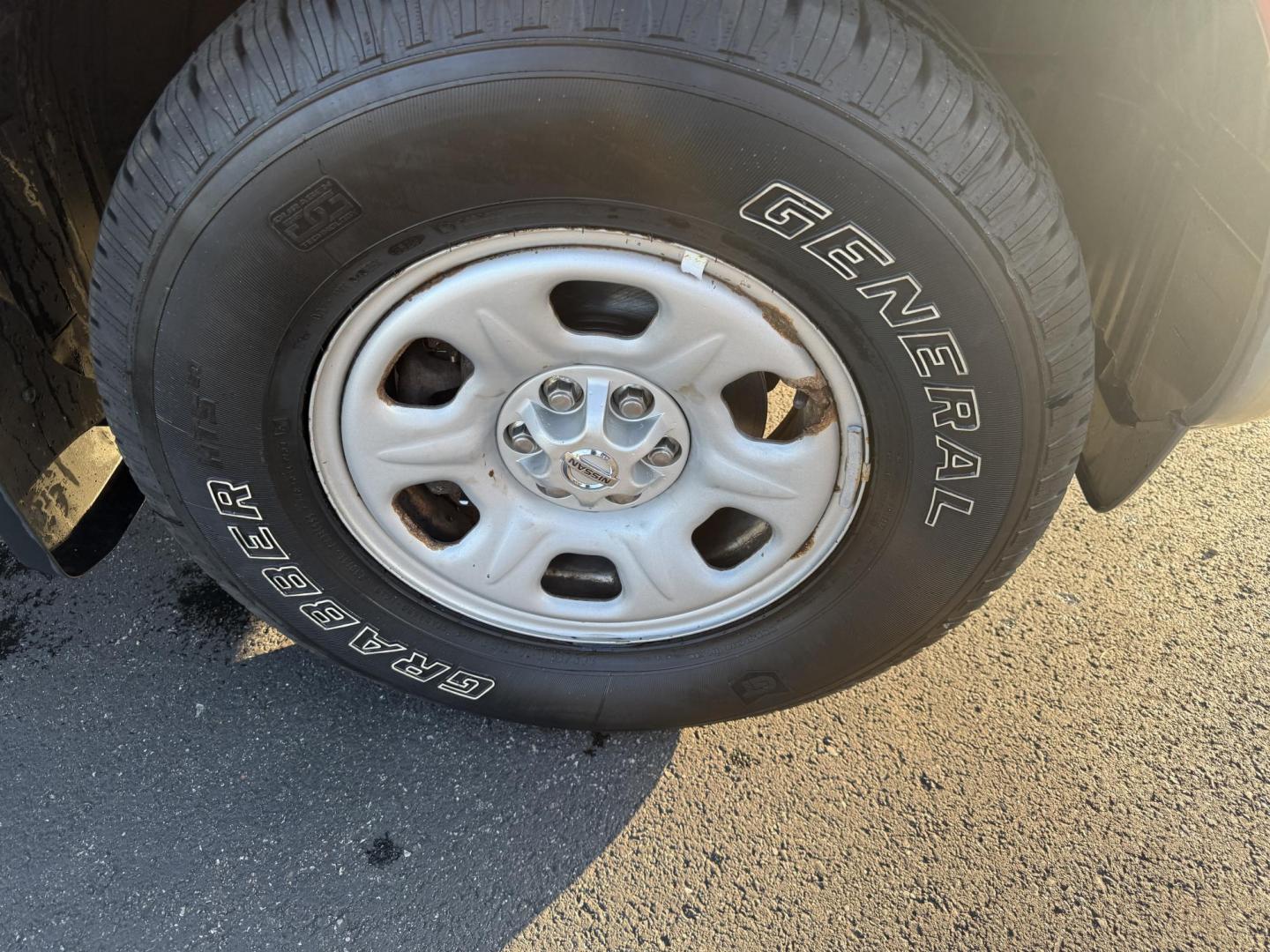 2015 Red /Gray Nissan Frontier S Crew Cab 5AT 4WD (1N6AD0EV7FN) with an 4.0L V6 DOHC 24V engine, 5-Speed Automatic transmission, located at 11115 Chardon Rd. , Chardon, OH, 44024, (440) 214-9705, 41.580246, -81.241943 - This One Owner 2015 Nissan Frontier S Crew Cab 4WD is powered by a robust 4.0L V6 engine mated to a 5-speed automatic transmission, offering a towing capacity of up to 6,100 pounds. It features a Dana 44 rear axle and active brake limited slip differentials, enhancing traction and off-road capabilit - Photo#4