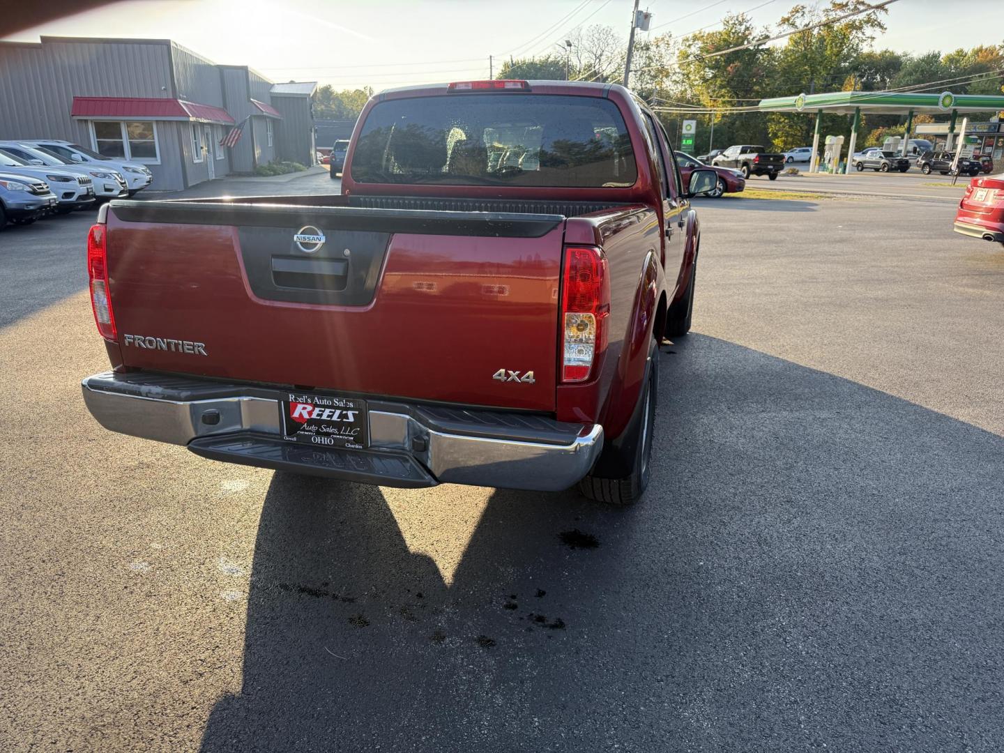 2015 Red /Gray Nissan Frontier S Crew Cab 5AT 4WD (1N6AD0EV7FN) with an 4.0L V6 DOHC 24V engine, 5-Speed Automatic transmission, located at 11115 Chardon Rd. , Chardon, OH, 44024, (440) 214-9705, 41.580246, -81.241943 - This One Owner 2015 Nissan Frontier S Crew Cab 4WD is powered by a robust 4.0L V6 engine mated to a 5-speed automatic transmission, offering a towing capacity of up to 6,100 pounds. It features a Dana 44 rear axle and active brake limited slip differentials, enhancing traction and off-road capabilit - Photo#7