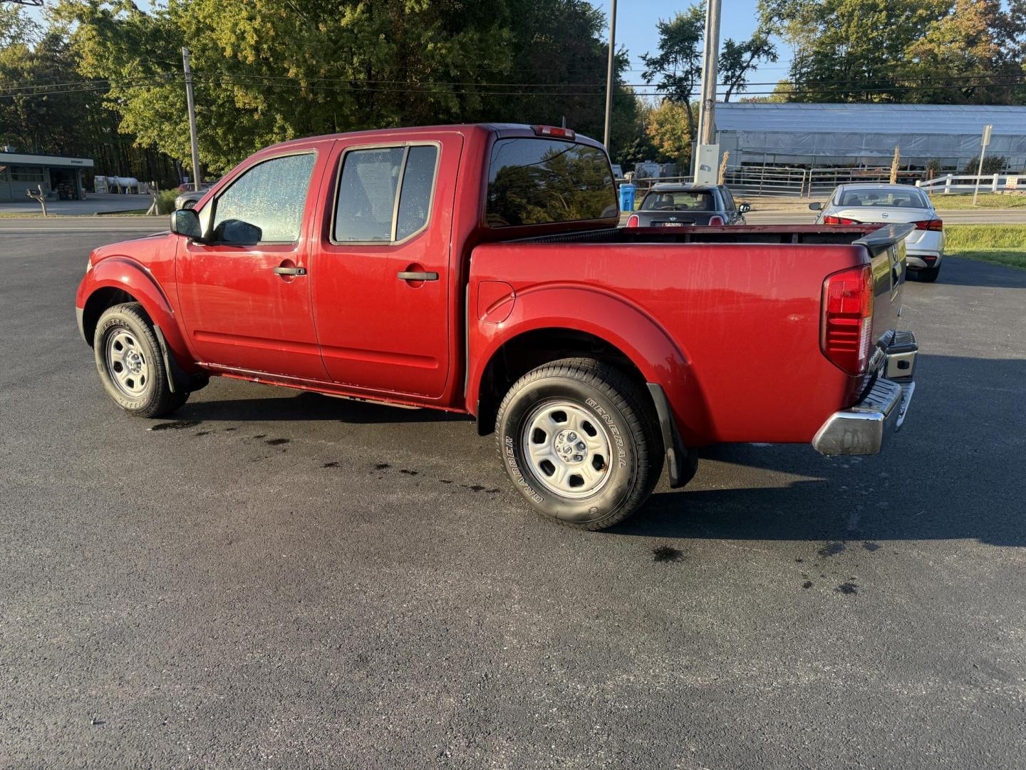 2015 Red /Gray Nissan Frontier S Crew Cab 5AT 4WD (1N6AD0EV7FN) with an 4.0L V6 DOHC 24V engine, 5-Speed Automatic transmission, located at 11115 Chardon Rd. , Chardon, OH, 44024, (440) 214-9705, 41.580246, -81.241943 - This One Owner 2015 Nissan Frontier S Crew Cab 4WD is powered by a robust 4.0L V6 engine mated to a 5-speed automatic transmission, offering a towing capacity of up to 6,100 pounds. It features a Dana 44 rear axle and active brake limited slip differentials, enhancing traction and off-road capabilit - Photo#10