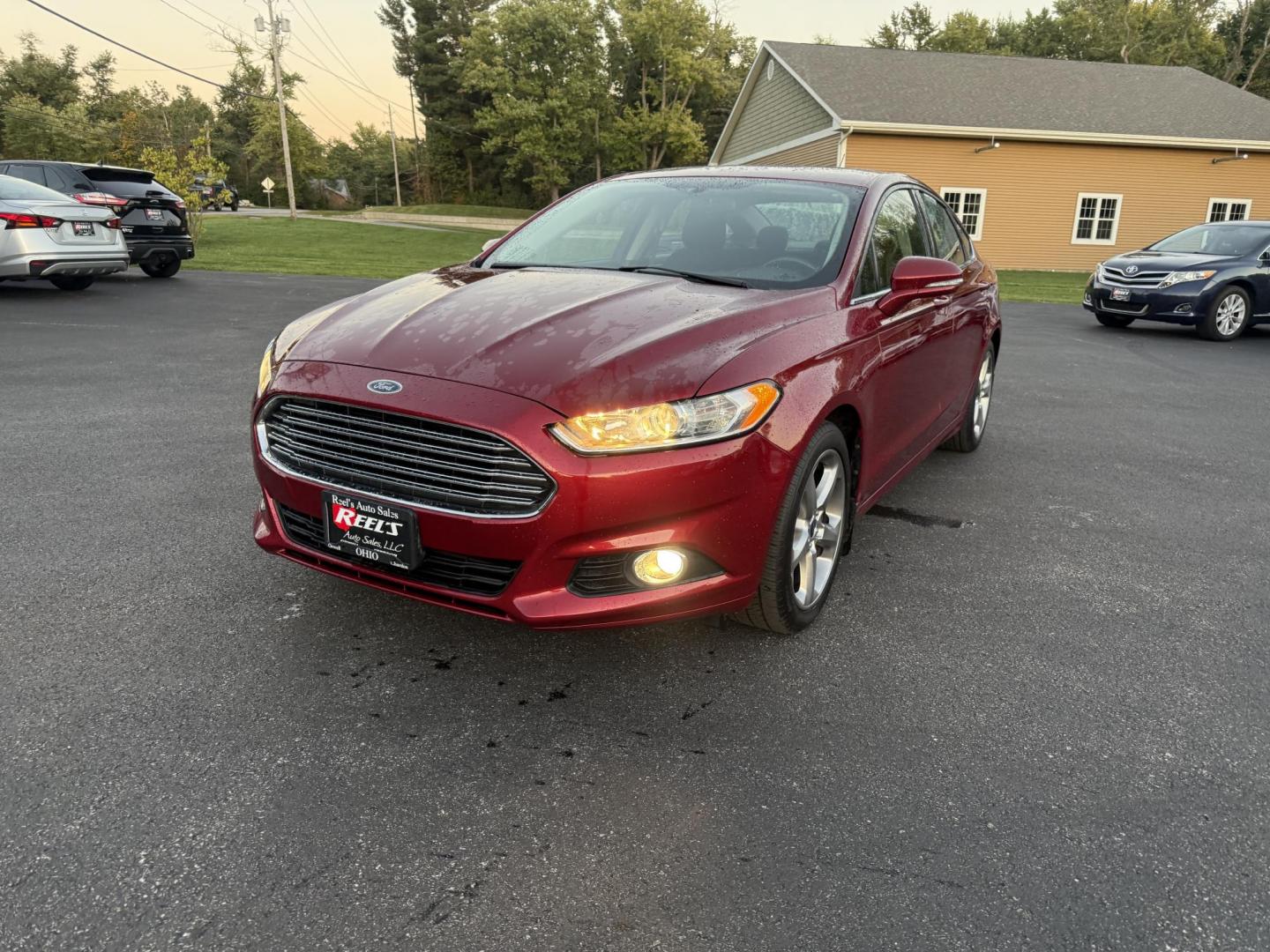 2015 Red /Black Ford Fusion SE (3FA6P0H98FR) with an 2.0L I4 DOHC 16V Turbo engine, 6-Speed Automatic transmission, located at 11115 Chardon Rd. , Chardon, OH, 44024, (440) 214-9705, 41.580246, -81.241943 - This One Owner 2015 Ford Fusion SE is a stylish and efficient midsize sedan powered by a 2.0L I4 EcoBoost engine paired with a 6-speed automatic transmission. This combination delivers a satisfying balance of performance and fuel economy, achieving up to 33 MPG on the highway. The SE trim offers com - Photo#0
