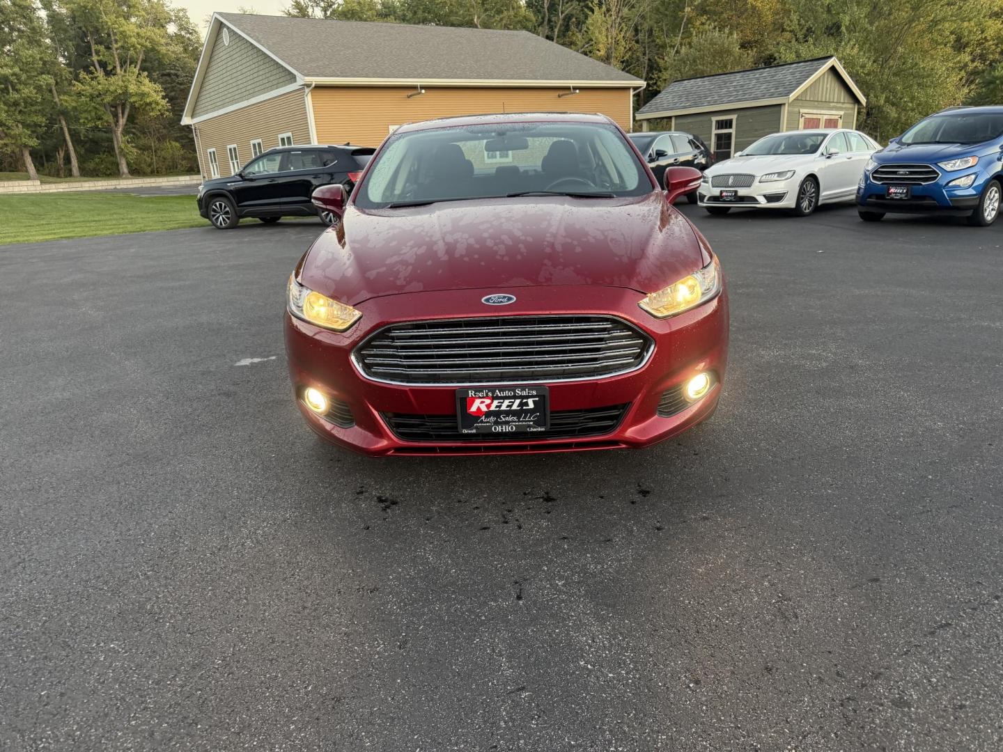 2015 Red /Black Ford Fusion SE (3FA6P0H98FR) with an 2.0L I4 DOHC 16V Turbo engine, 6-Speed Automatic transmission, located at 11115 Chardon Rd. , Chardon, OH, 44024, (440) 214-9705, 41.580246, -81.241943 - This One Owner 2015 Ford Fusion SE is a stylish and efficient midsize sedan powered by a 2.0L I4 EcoBoost engine paired with a 6-speed automatic transmission. This combination delivers a satisfying balance of performance and fuel economy, achieving up to 33 MPG on the highway. The SE trim offers com - Photo#1
