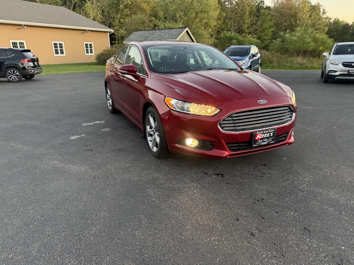 2015 Red /Black Ford Fusion SE (3FA6P0H98FR) with an 2.0L I4 DOHC 16V Turbo engine, 6-Speed Automatic transmission, located at 11115 Chardon Rd. , Chardon, OH, 44024, (440) 214-9705, 41.580246, -81.241943 - This One Owner 2015 Ford Fusion SE is a stylish and efficient midsize sedan powered by a 2.0L I4 EcoBoost engine paired with a 6-speed automatic transmission. This combination delivers a satisfying balance of performance and fuel economy, achieving up to 33 MPG on the highway. The SE trim offers com - Photo#2