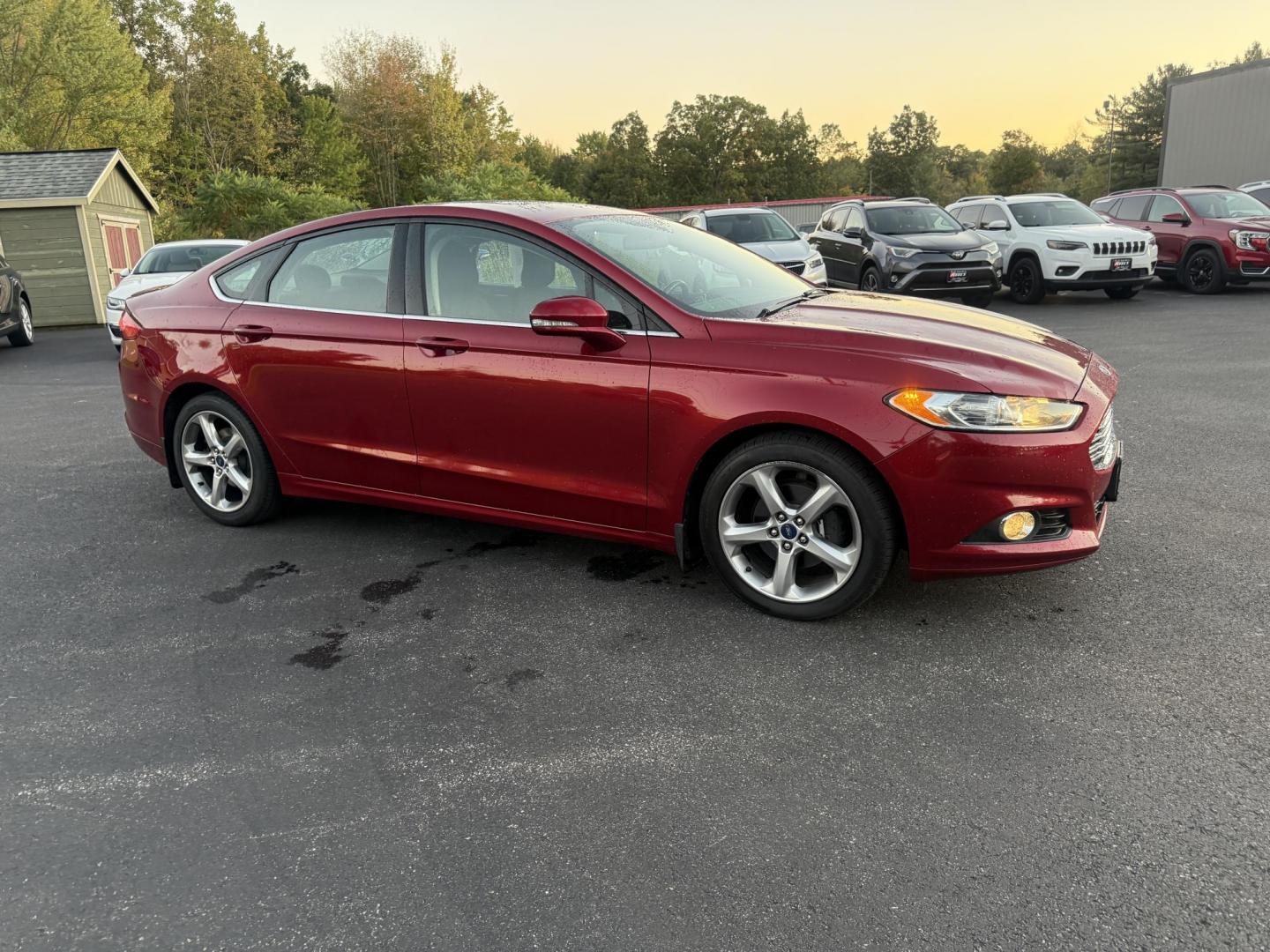 2015 Red /Black Ford Fusion SE (3FA6P0H98FR) with an 2.0L I4 DOHC 16V Turbo engine, 6-Speed Automatic transmission, located at 11115 Chardon Rd. , Chardon, OH, 44024, (440) 214-9705, 41.580246, -81.241943 - This One Owner 2015 Ford Fusion SE is a stylish and efficient midsize sedan powered by a 2.0L I4 EcoBoost engine paired with a 6-speed automatic transmission. This combination delivers a satisfying balance of performance and fuel economy, achieving up to 33 MPG on the highway. The SE trim offers com - Photo#3