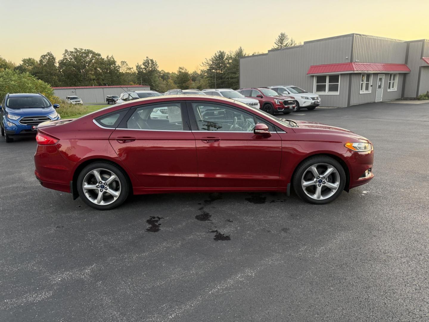 2015 Red /Black Ford Fusion SE (3FA6P0H98FR) with an 2.0L I4 DOHC 16V Turbo engine, 6-Speed Automatic transmission, located at 11115 Chardon Rd. , Chardon, OH, 44024, (440) 214-9705, 41.580246, -81.241943 - This One Owner 2015 Ford Fusion SE is a stylish and efficient midsize sedan powered by a 2.0L I4 EcoBoost engine paired with a 6-speed automatic transmission. This combination delivers a satisfying balance of performance and fuel economy, achieving up to 33 MPG on the highway. The SE trim offers com - Photo#5
