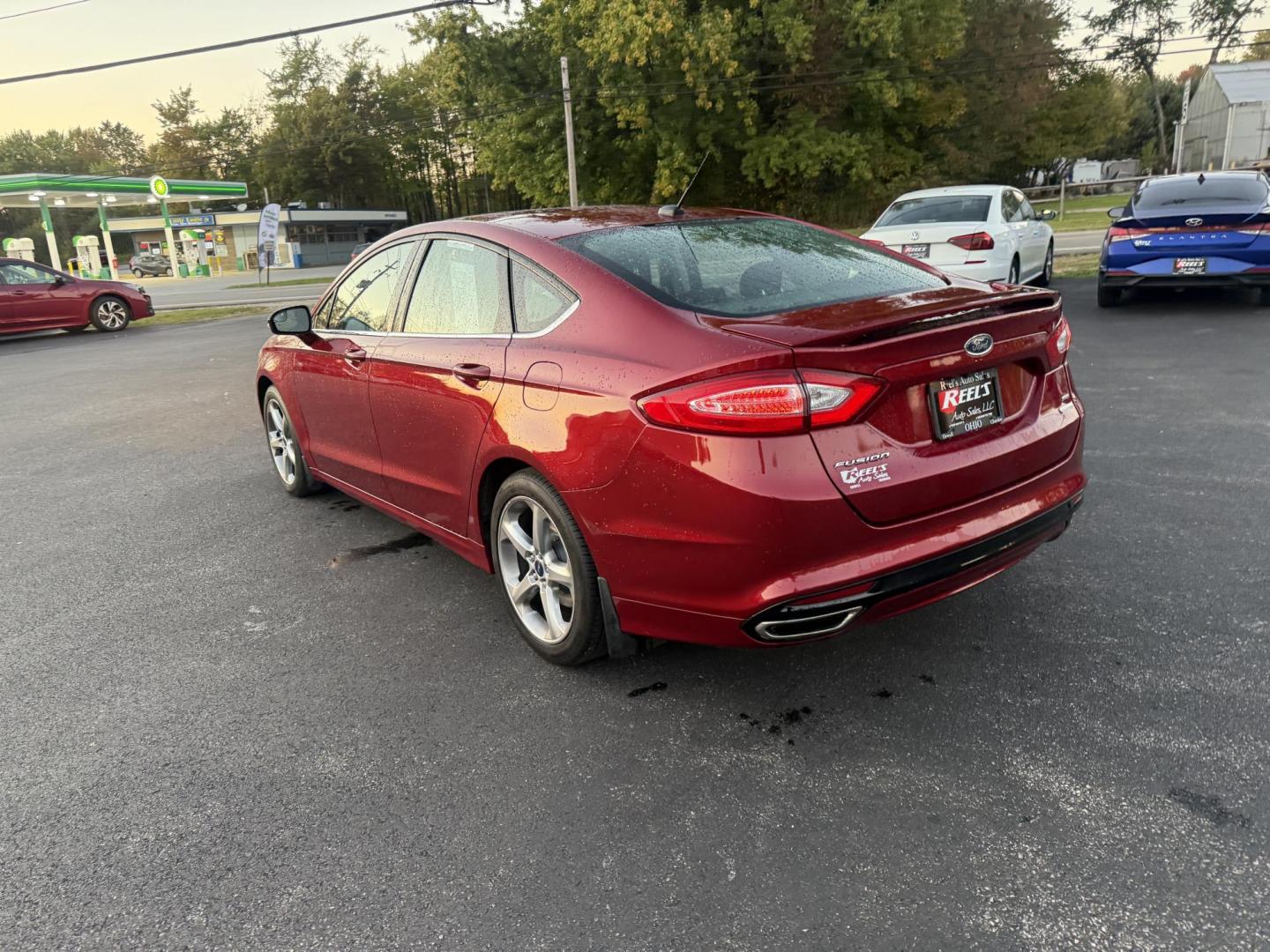 2015 Red /Black Ford Fusion SE (3FA6P0H98FR) with an 2.0L I4 DOHC 16V Turbo engine, 6-Speed Automatic transmission, located at 11115 Chardon Rd. , Chardon, OH, 44024, (440) 214-9705, 41.580246, -81.241943 - This One Owner 2015 Ford Fusion SE is a stylish and efficient midsize sedan powered by a 2.0L I4 EcoBoost engine paired with a 6-speed automatic transmission. This combination delivers a satisfying balance of performance and fuel economy, achieving up to 33 MPG on the highway. The SE trim offers com - Photo#9