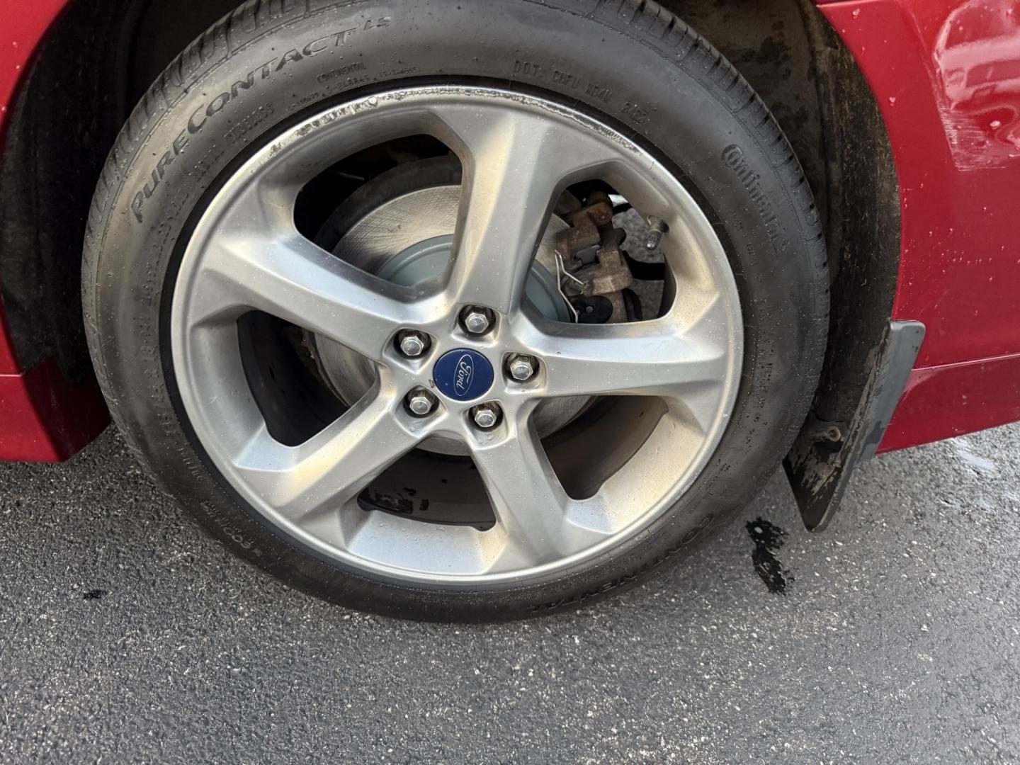2015 Red /Black Ford Fusion SE (3FA6P0H98FR) with an 2.0L I4 DOHC 16V Turbo engine, 6-Speed Automatic transmission, located at 11115 Chardon Rd. , Chardon, OH, 44024, (440) 214-9705, 41.580246, -81.241943 - This One Owner 2015 Ford Fusion SE is a stylish and efficient midsize sedan powered by a 2.0L I4 EcoBoost engine paired with a 6-speed automatic transmission. This combination delivers a satisfying balance of performance and fuel economy, achieving up to 33 MPG on the highway. The SE trim offers com - Photo#11