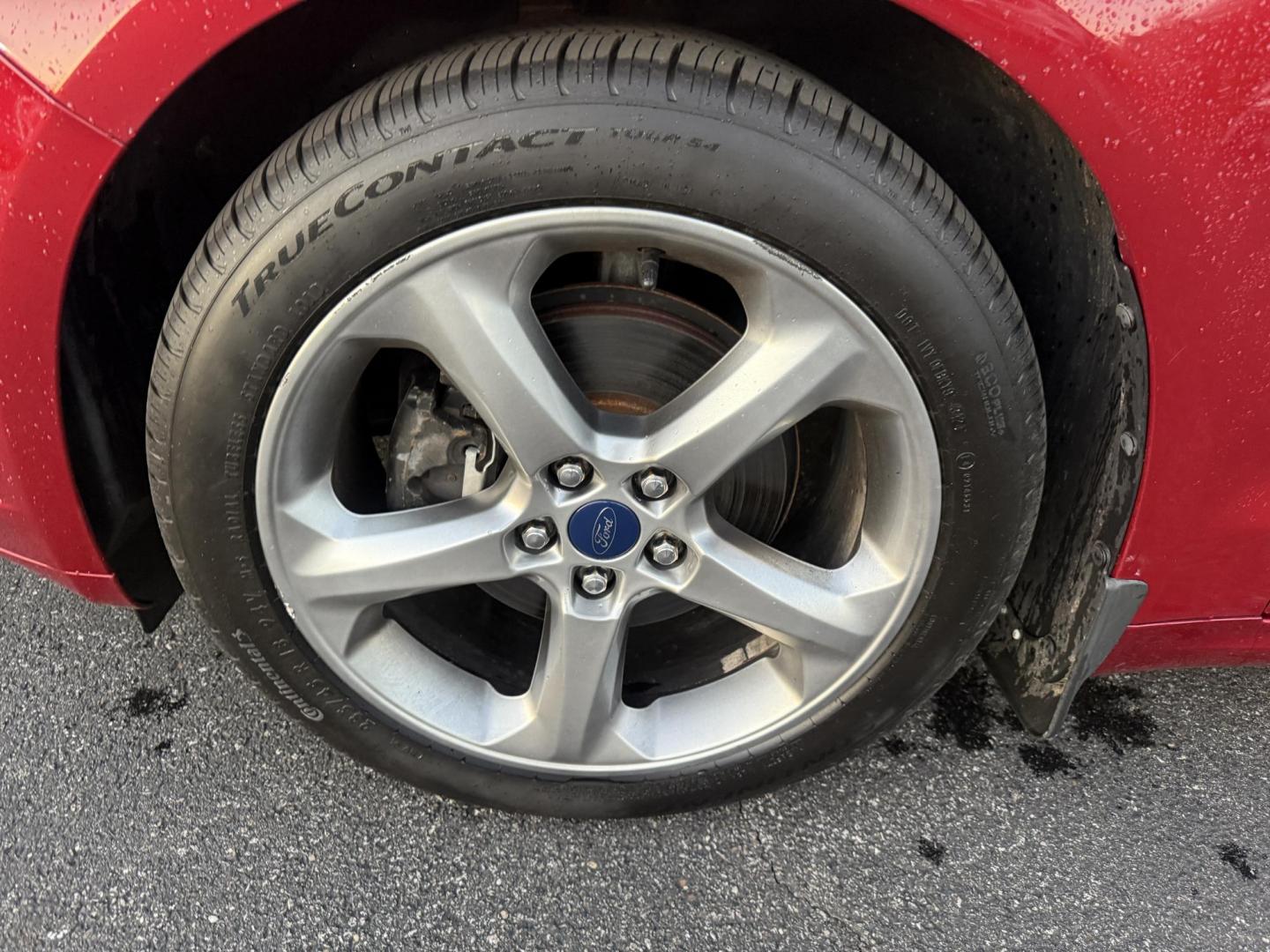 2015 Red /Black Ford Fusion SE (3FA6P0H98FR) with an 2.0L I4 DOHC 16V Turbo engine, 6-Speed Automatic transmission, located at 11115 Chardon Rd. , Chardon, OH, 44024, (440) 214-9705, 41.580246, -81.241943 - This One Owner 2015 Ford Fusion SE is a stylish and efficient midsize sedan powered by a 2.0L I4 EcoBoost engine paired with a 6-speed automatic transmission. This combination delivers a satisfying balance of performance and fuel economy, achieving up to 33 MPG on the highway. The SE trim offers com - Photo#13
