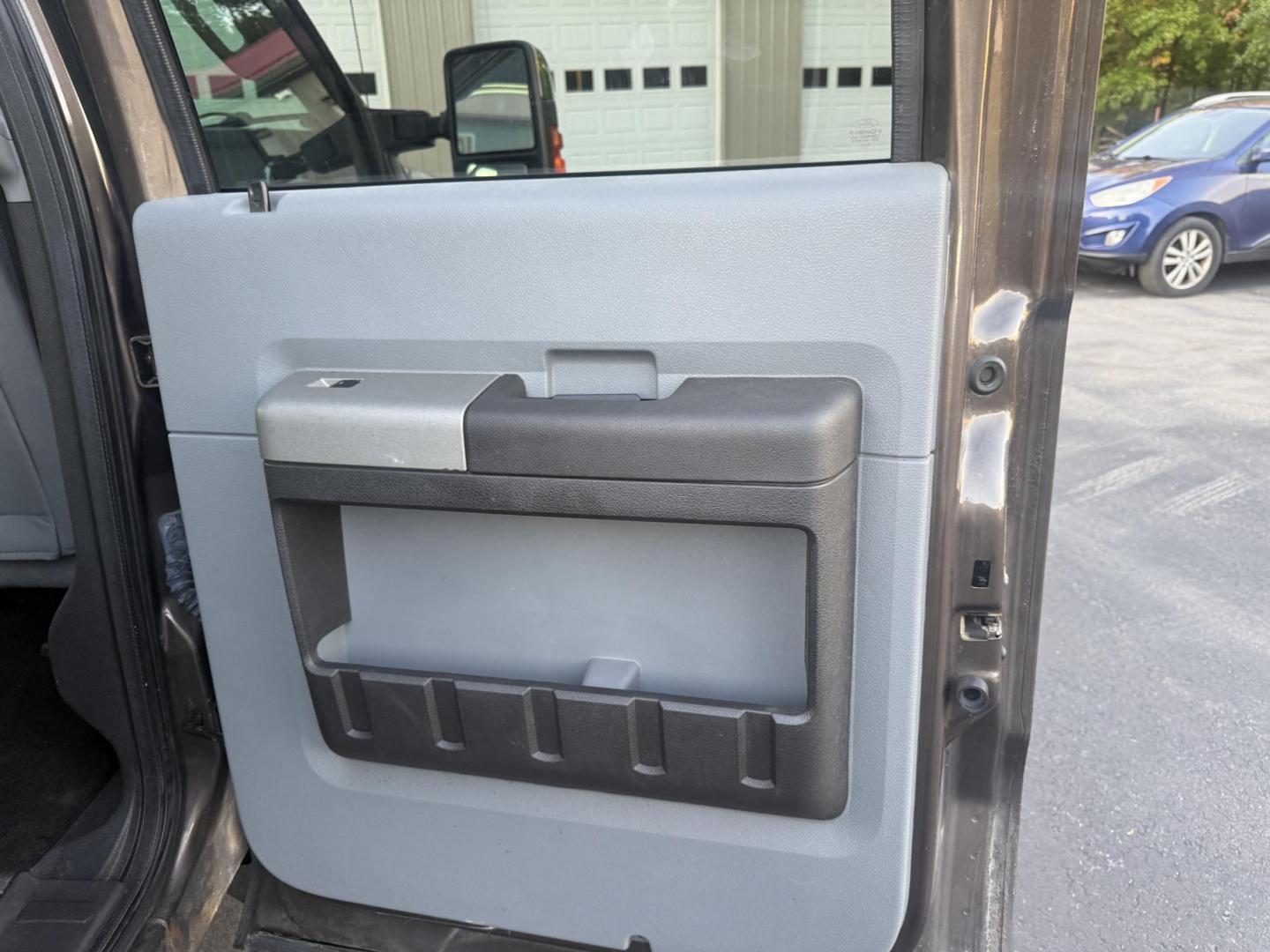 2016 Tan /Gray Ford F-250 SD XLT Crew Cab 4WD (1FT7W2B61GE) with an 6.2L V8 OHV 16V engine, 6-Speed Automatic transmission, located at 547 E. Main St., Orwell, OH, 44076, (440) 437-5893, 41.535435, -80.847855 - This 2016 Ford F-250 XLT Crew Cab is a powerful and capable heavy-duty pickup truck, equipped with a robust 6.2L V8 engine and a 6-speed automatic transmission. Designed for serious work, it features 3.73 gearing and boasts an impressive towing capacity of up to 12,500 pounds, making it ideal for ha - Photo#41