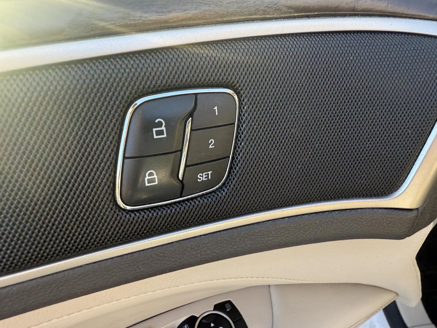 2017 White /White Lincoln MKZ Hybrid Select (3LN6L5LU2HR) with an 2.0L L4 DOHC 16V HYBRID engine, Automatic transmission, located at 547 E. Main St., Orwell, OH, 44076, (440) 437-5893, 41.535435, -80.847855 - Photo#17