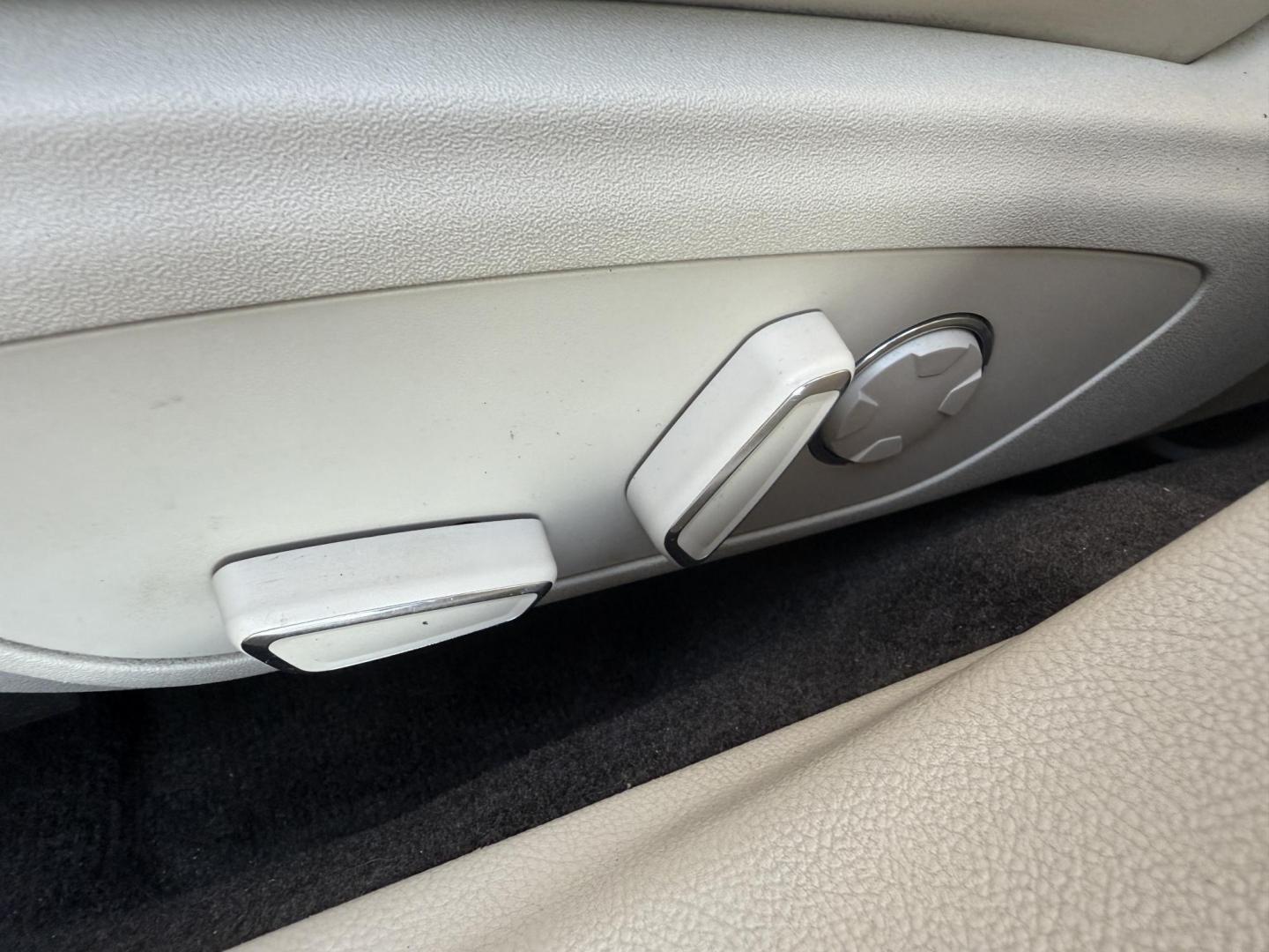 2017 White /White Lincoln MKZ Hybrid Select (3LN6L5LU2HR) with an 2.0L L4 DOHC 16V HYBRID engine, Automatic transmission, located at 547 E. Main St., Orwell, OH, 44076, (440) 437-5893, 41.535435, -80.847855 - Photo#20