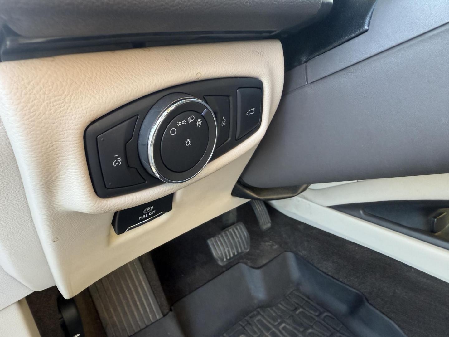 2017 White /White Lincoln MKZ Hybrid Select (3LN6L5LU2HR) with an 2.0L L4 DOHC 16V HYBRID engine, Automatic transmission, located at 547 E. Main St., Orwell, OH, 44076, (440) 437-5893, 41.535435, -80.847855 - Photo#23