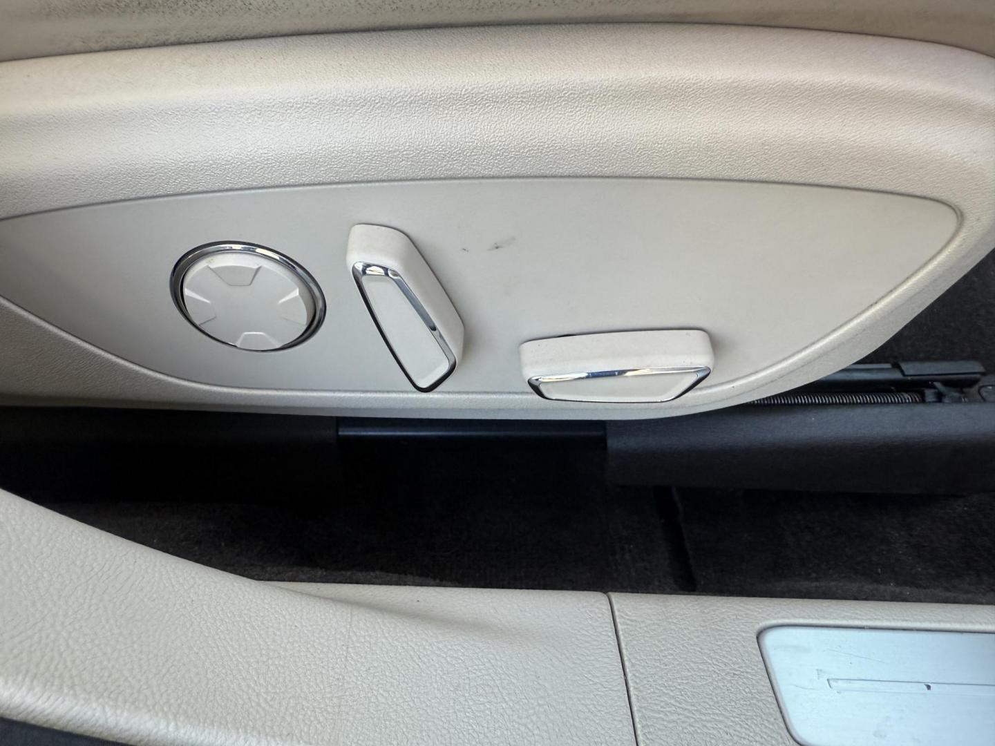2017 White /White Lincoln MKZ Hybrid Select (3LN6L5LU2HR) with an 2.0L L4 DOHC 16V HYBRID engine, Automatic transmission, located at 547 E. Main St., Orwell, OH, 44076, (440) 437-5893, 41.535435, -80.847855 - Photo#46