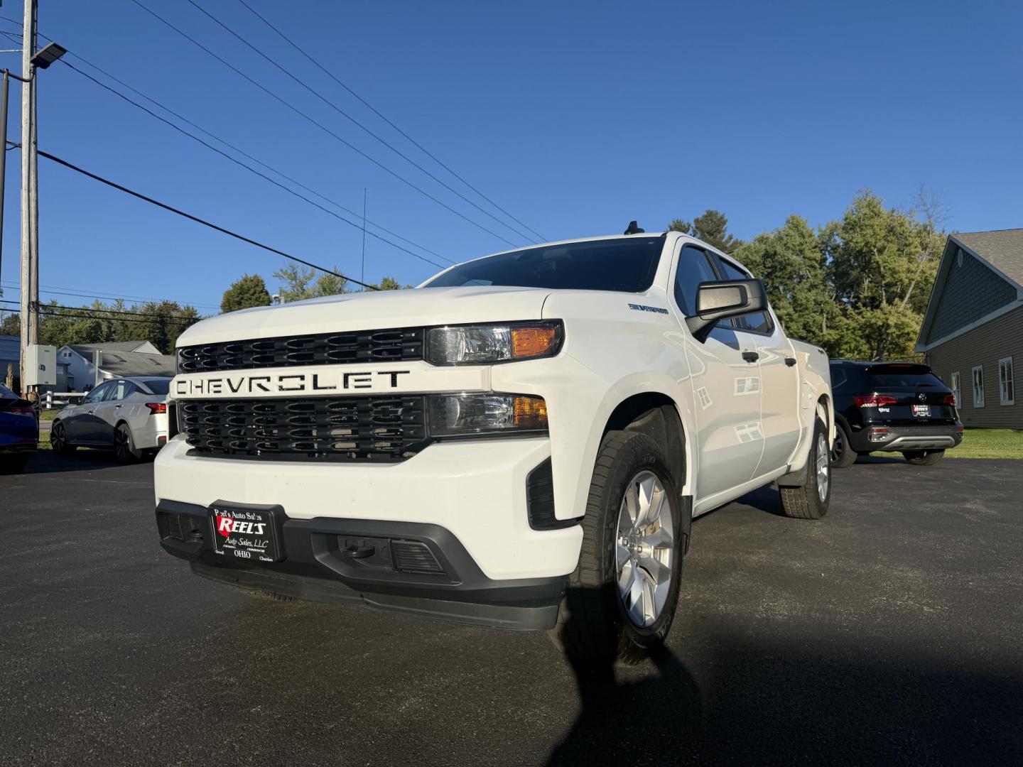 2019 White /Black Chevrolet Silverado 1500 Custom Crew Cab Short Box 4WD (1GCUYBEF9KZ) with an 5.3L V8 OHV 16V engine, 6A transmission, located at 11115 Chardon Rd. , Chardon, OH, 44024, (440) 214-9705, 41.580246, -81.241943 - This 2019 Chevrolet Silverado 1500 Custom Crew Cab is a capable full-size pickup powered by a 5.3L EcoTec3 V8 engine paired with a 6-speed automatic transmission and 3.42 rear gearing, delivering strong performance and a 9,500-pound towing capacity. It features on-demand 4WD, a G80 locking rear diff - Photo#0