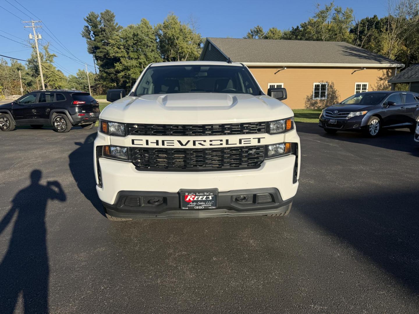 2019 White /Black Chevrolet Silverado 1500 Custom Crew Cab Short Box 4WD (1GCUYBEF9KZ) with an 5.3L V8 OHV 16V engine, 6A transmission, located at 11115 Chardon Rd. , Chardon, OH, 44024, (440) 214-9705, 41.580246, -81.241943 - This 2019 Chevrolet Silverado 1500 Custom Crew Cab is a capable full-size pickup powered by a 5.3L EcoTec3 V8 engine paired with a 6-speed automatic transmission and 3.42 rear gearing, delivering strong performance and a 9,500-pound towing capacity. It features on-demand 4WD, a G80 locking rear diff - Photo#1