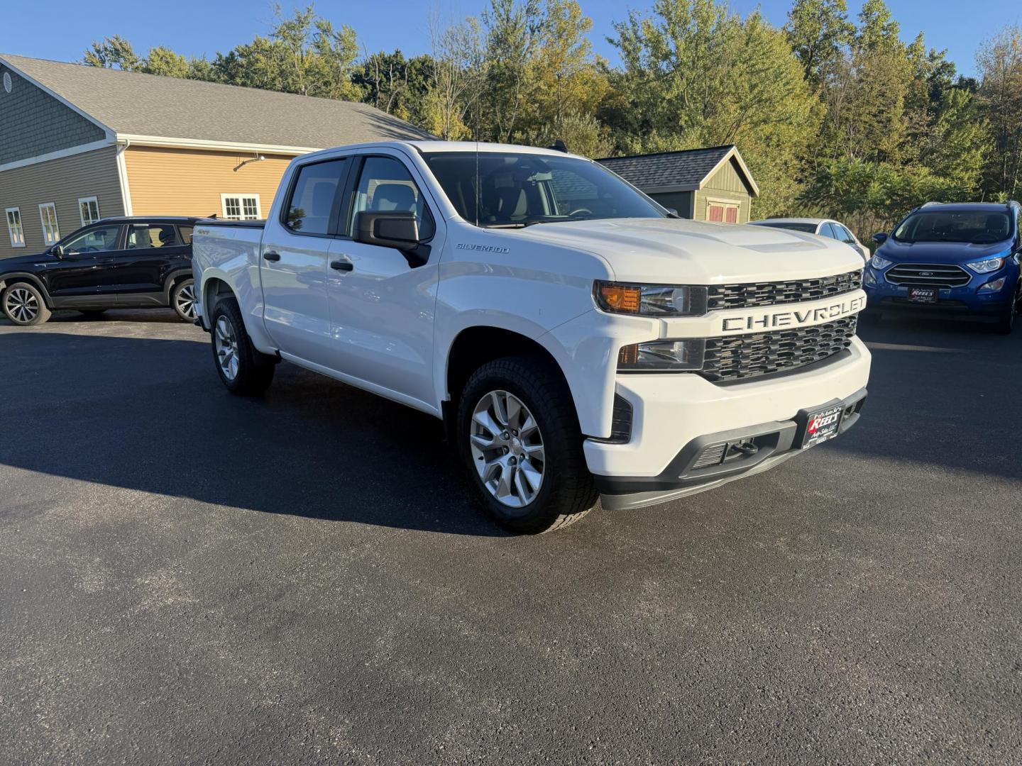 2019 White /Black Chevrolet Silverado 1500 Custom Crew Cab Short Box 4WD (1GCUYBEF9KZ) with an 5.3L V8 OHV 16V engine, 6A transmission, located at 11115 Chardon Rd. , Chardon, OH, 44024, (440) 214-9705, 41.580246, -81.241943 - This 2019 Chevrolet Silverado 1500 Custom Crew Cab is a capable full-size pickup powered by a 5.3L EcoTec3 V8 engine paired with a 6-speed automatic transmission and 3.42 rear gearing, delivering strong performance and a 9,500-pound towing capacity. It features on-demand 4WD, a G80 locking rear diff - Photo#2