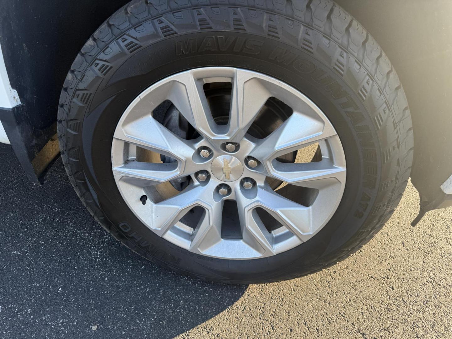 2019 White /Black Chevrolet Silverado 1500 Custom Crew Cab Short Box 4WD (1GCUYBEF9KZ) with an 5.3L V8 OHV 16V engine, 6A transmission, located at 11115 Chardon Rd. , Chardon, OH, 44024, (440) 214-9705, 41.580246, -81.241943 - This 2019 Chevrolet Silverado 1500 Custom Crew Cab is a capable full-size pickup powered by a 5.3L EcoTec3 V8 engine paired with a 6-speed automatic transmission and 3.42 rear gearing, delivering strong performance and a 9,500-pound towing capacity. It features on-demand 4WD, a G80 locking rear diff - Photo#4