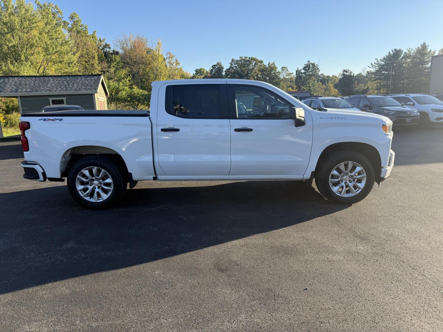2019 White /Black Chevrolet Silverado 1500 Custom Crew Cab Short Box 4WD (1GCUYBEF9KZ) with an 5.3L V8 OHV 16V engine, 6A transmission, located at 11115 Chardon Rd. , Chardon, OH, 44024, (440) 214-9705, 41.580246, -81.241943 - This 2019 Chevrolet Silverado 1500 Custom Crew Cab is a capable full-size pickup powered by a 5.3L EcoTec3 V8 engine paired with a 6-speed automatic transmission and 3.42 rear gearing, delivering strong performance and a 9,500-pound towing capacity. It features on-demand 4WD, a G80 locking rear diff - Photo#5