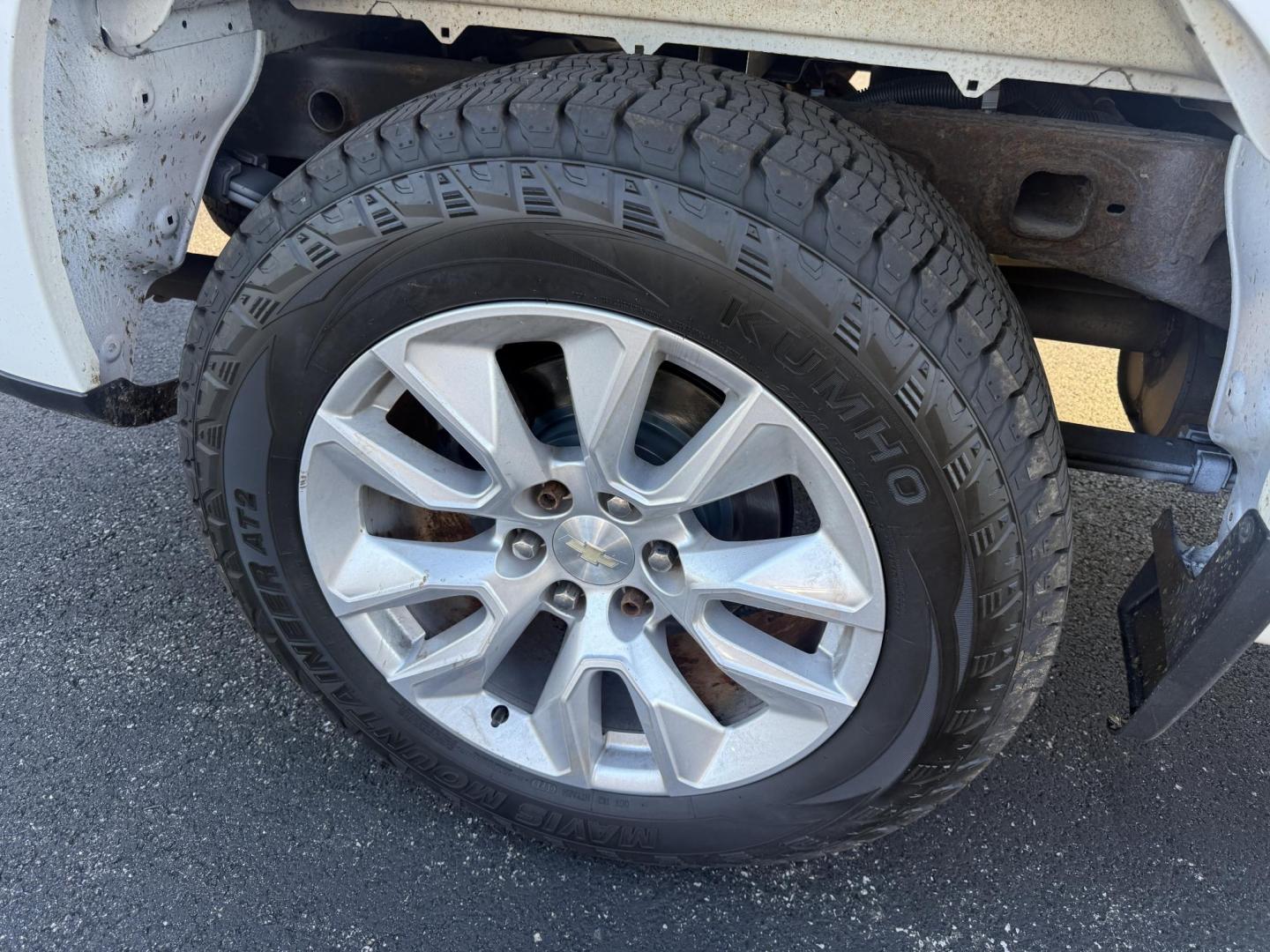 2019 White /Black Chevrolet Silverado 1500 Custom Crew Cab Short Box 4WD (1GCUYBEF9KZ) with an 5.3L V8 OHV 16V engine, 6A transmission, located at 11115 Chardon Rd. , Chardon, OH, 44024, (440) 214-9705, 41.580246, -81.241943 - This 2019 Chevrolet Silverado 1500 Custom Crew Cab is a capable full-size pickup powered by a 5.3L EcoTec3 V8 engine paired with a 6-speed automatic transmission and 3.42 rear gearing, delivering strong performance and a 9,500-pound towing capacity. It features on-demand 4WD, a G80 locking rear diff - Photo#6