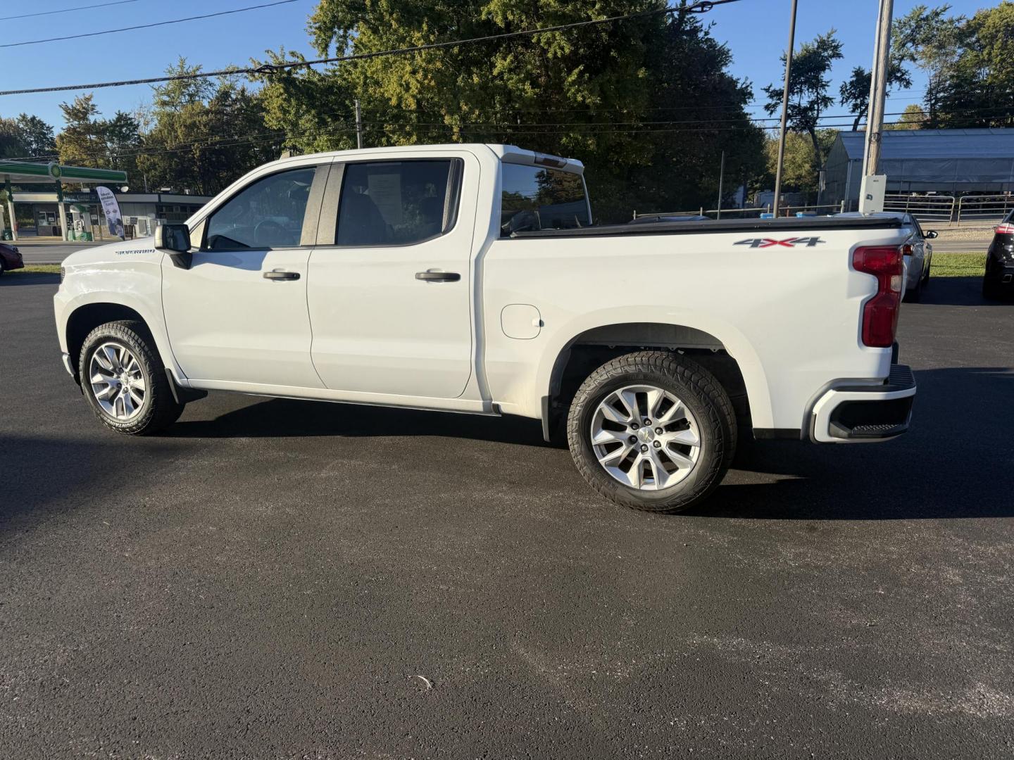 2019 White /Black Chevrolet Silverado 1500 Custom Crew Cab Short Box 4WD (1GCUYBEF9KZ) with an 5.3L V8 OHV 16V engine, 6A transmission, located at 11115 Chardon Rd. , Chardon, OH, 44024, (440) 214-9705, 41.580246, -81.241943 - This 2019 Chevrolet Silverado 1500 Custom Crew Cab is a capable full-size pickup powered by a 5.3L EcoTec3 V8 engine paired with a 6-speed automatic transmission and 3.42 rear gearing, delivering strong performance and a 9,500-pound towing capacity. It features on-demand 4WD, a G80 locking rear diff - Photo#11