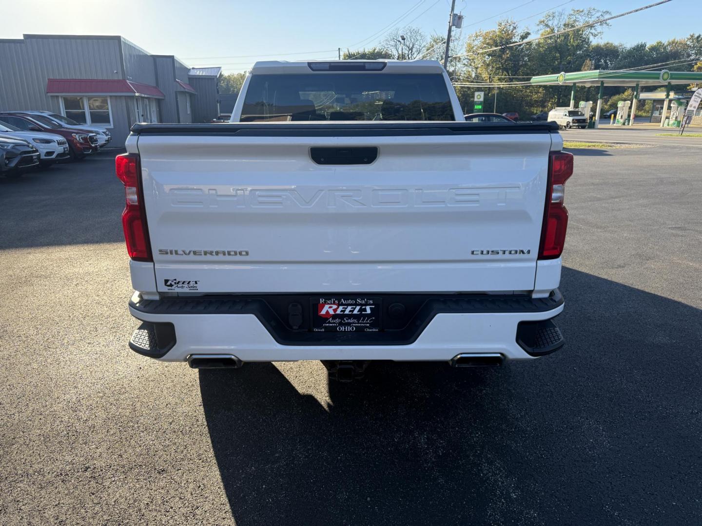2019 White /Black Chevrolet Silverado 1500 Custom Crew Cab Short Box 4WD (1GCUYBEF9KZ) with an 5.3L V8 OHV 16V engine, 6A transmission, located at 11115 Chardon Rd. , Chardon, OH, 44024, (440) 214-9705, 41.580246, -81.241943 - This 2019 Chevrolet Silverado 1500 Custom Crew Cab is a capable full-size pickup powered by a 5.3L EcoTec3 V8 engine paired with a 6-speed automatic transmission and 3.42 rear gearing, delivering strong performance and a 9,500-pound towing capacity. It features on-demand 4WD, a G80 locking rear diff - Photo#8