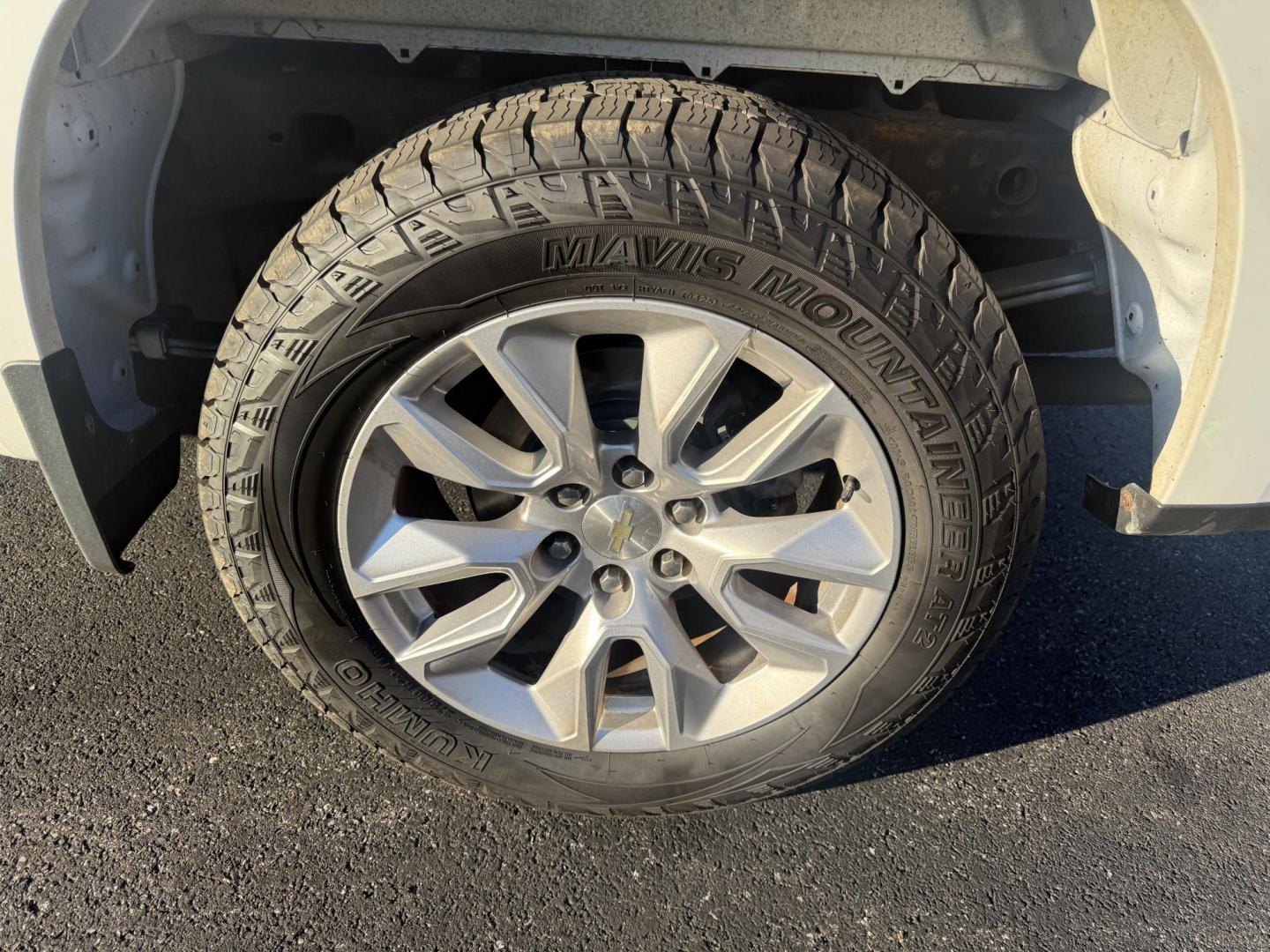2019 White /Black Chevrolet Silverado 1500 Custom Crew Cab Short Box 4WD (1GCUYBEF9KZ) with an 5.3L V8 OHV 16V engine, 6A transmission, located at 11115 Chardon Rd. , Chardon, OH, 44024, (440) 214-9705, 41.580246, -81.241943 - This 2019 Chevrolet Silverado 1500 Custom Crew Cab is a capable full-size pickup powered by a 5.3L EcoTec3 V8 engine paired with a 6-speed automatic transmission and 3.42 rear gearing, delivering strong performance and a 9,500-pound towing capacity. It features on-demand 4WD, a G80 locking rear diff - Photo#12