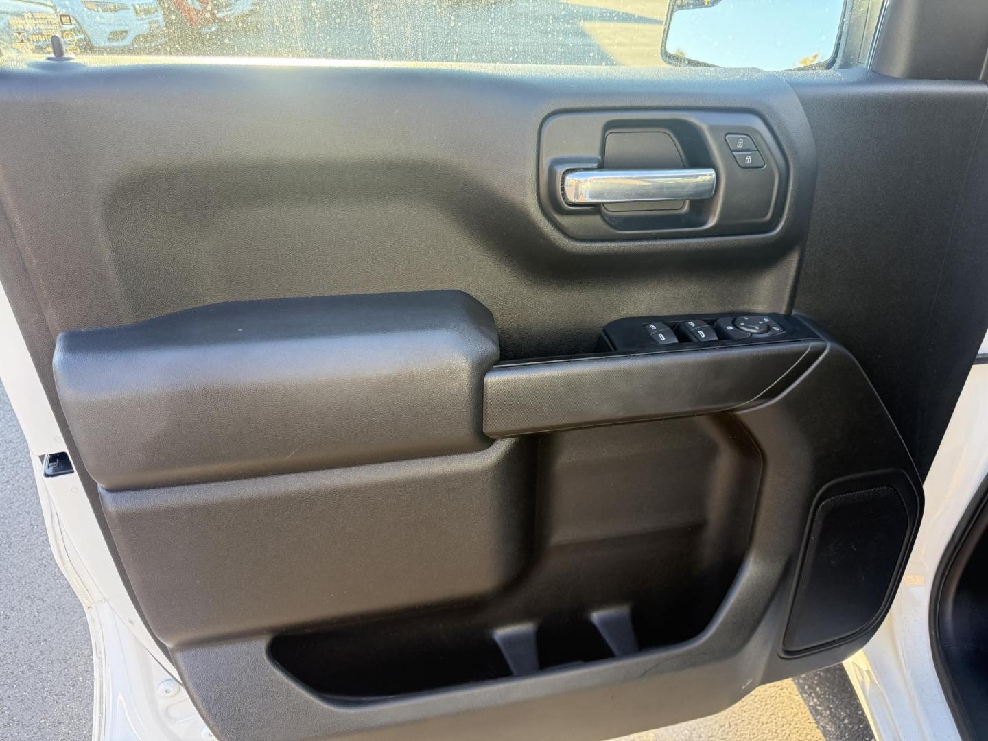 2019 White /Black Chevrolet Silverado 1500 Custom Crew Cab Short Box 4WD (1GCUYBEF9KZ) with an 5.3L V8 OHV 16V engine, 6A transmission, located at 11115 Chardon Rd. , Chardon, OH, 44024, (440) 214-9705, 41.580246, -81.241943 - This 2019 Chevrolet Silverado 1500 Custom Crew Cab is a capable full-size pickup powered by a 5.3L EcoTec3 V8 engine paired with a 6-speed automatic transmission and 3.42 rear gearing, delivering strong performance and a 9,500-pound towing capacity. It features on-demand 4WD, a G80 locking rear diff - Photo#17