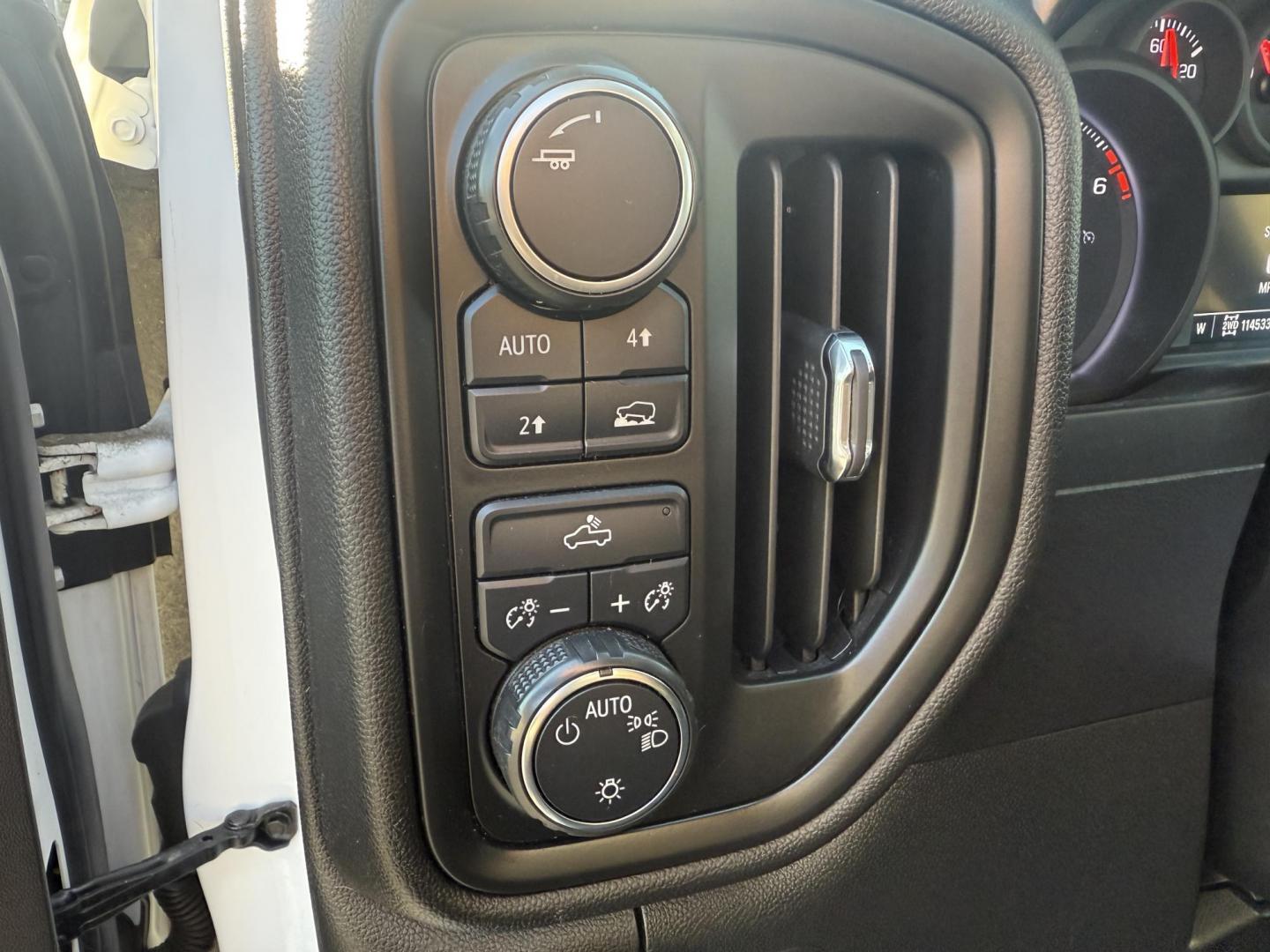 2019 White /Black Chevrolet Silverado 1500 Custom Crew Cab Short Box 4WD (1GCUYBEF9KZ) with an 5.3L V8 OHV 16V engine, 6A transmission, located at 11115 Chardon Rd. , Chardon, OH, 44024, (440) 214-9705, 41.580246, -81.241943 - This 2019 Chevrolet Silverado 1500 Custom Crew Cab is a capable full-size pickup powered by a 5.3L EcoTec3 V8 engine paired with a 6-speed automatic transmission and 3.42 rear gearing, delivering strong performance and a 9,500-pound towing capacity. It features on-demand 4WD, a G80 locking rear diff - Photo#21