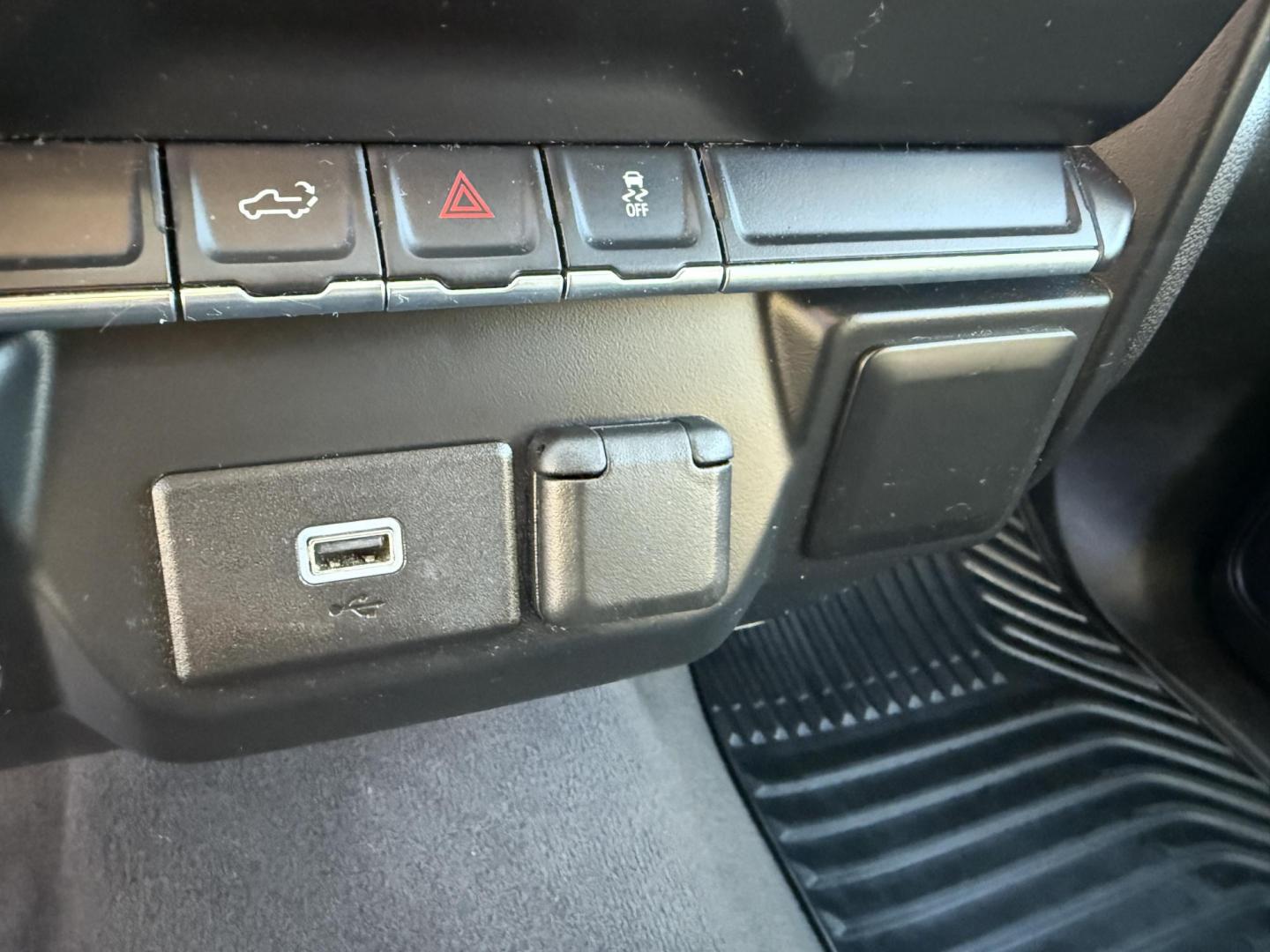 2019 White /Black Chevrolet Silverado 1500 Custom Crew Cab Short Box 4WD (1GCUYBEF9KZ) with an 5.3L V8 OHV 16V engine, 6A transmission, located at 11115 Chardon Rd. , Chardon, OH, 44024, (440) 214-9705, 41.580246, -81.241943 - This 2019 Chevrolet Silverado 1500 Custom Crew Cab is a capable full-size pickup powered by a 5.3L EcoTec3 V8 engine paired with a 6-speed automatic transmission and 3.42 rear gearing, delivering strong performance and a 9,500-pound towing capacity. It features on-demand 4WD, a G80 locking rear diff - Photo#29