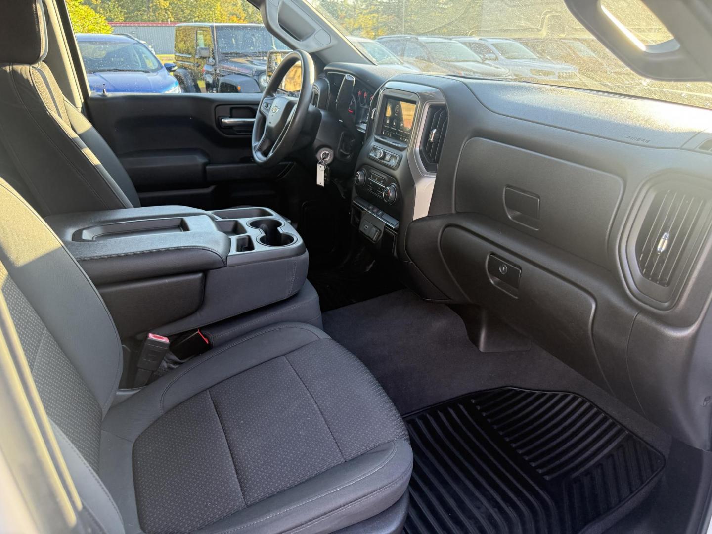 2019 White /Black Chevrolet Silverado 1500 Custom Crew Cab Short Box 4WD (1GCUYBEF9KZ) with an 5.3L V8 OHV 16V engine, 6A transmission, located at 11115 Chardon Rd. , Chardon, OH, 44024, (440) 214-9705, 41.580246, -81.241943 - This 2019 Chevrolet Silverado 1500 Custom Crew Cab is a capable full-size pickup powered by a 5.3L EcoTec3 V8 engine paired with a 6-speed automatic transmission and 3.42 rear gearing, delivering strong performance and a 9,500-pound towing capacity. It features on-demand 4WD, a G80 locking rear diff - Photo#38