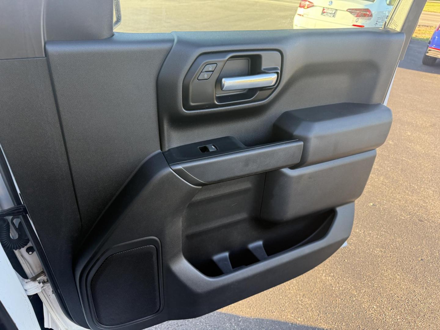 2019 White /Black Chevrolet Silverado 1500 Custom Crew Cab Short Box 4WD (1GCUYBEF9KZ) with an 5.3L V8 OHV 16V engine, 6A transmission, located at 11115 Chardon Rd. , Chardon, OH, 44024, (440) 214-9705, 41.580246, -81.241943 - This 2019 Chevrolet Silverado 1500 Custom Crew Cab is a capable full-size pickup powered by a 5.3L EcoTec3 V8 engine paired with a 6-speed automatic transmission and 3.42 rear gearing, delivering strong performance and a 9,500-pound towing capacity. It features on-demand 4WD, a G80 locking rear diff - Photo#41