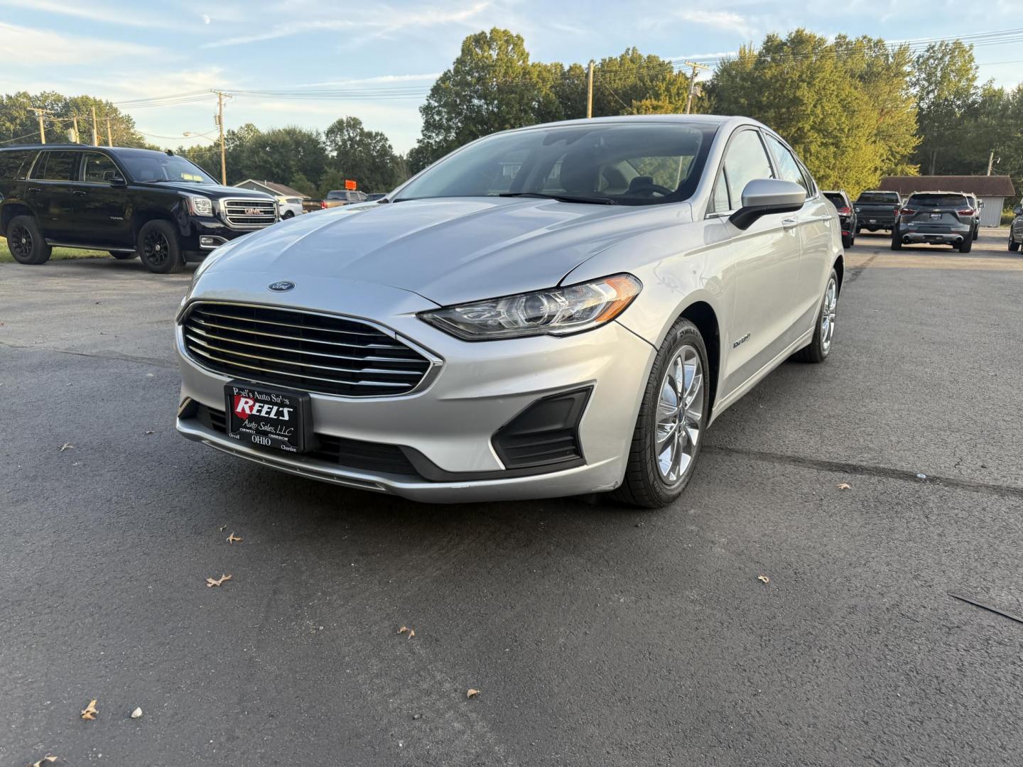 2019 Silver /Black Ford Fusion Hybrid SE (3FA6P0LU3KR) with an 2.0L I4 DOHC 16V HYBRID engine, Automatic transmission, located at 547 E. Main St., Orwell, OH, 44076, (440) 437-5893, 41.535435, -80.847855 - This 2019 Ford Fusion SE Hybrid SE is a well-appointed midsize sedan that skillfully blends fuel efficiency, comfort, and the latest driver-assist technology. Powered by a 2.0-liter inline-four hybrid engine, it delivers an impressive 42 MPG combined, making it a smart choice for those seeking to sa - Photo#0