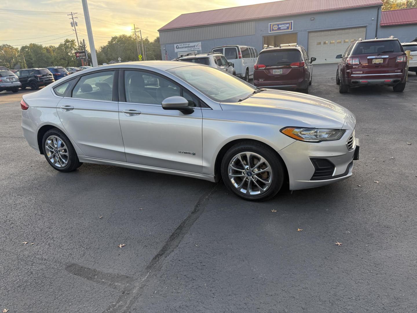 2019 Silver /Black Ford Fusion Hybrid SE (3FA6P0LU3KR) with an 2.0L I4 DOHC 16V HYBRID engine, Automatic transmission, located at 547 E. Main St., Orwell, OH, 44076, (440) 437-5893, 41.535435, -80.847855 - This 2019 Ford Fusion SE Hybrid SE is a well-appointed midsize sedan that skillfully blends fuel efficiency, comfort, and the latest driver-assist technology. Powered by a 2.0-liter inline-four hybrid engine, it delivers an impressive 42 MPG combined, making it a smart choice for those seeking to sa - Photo#3