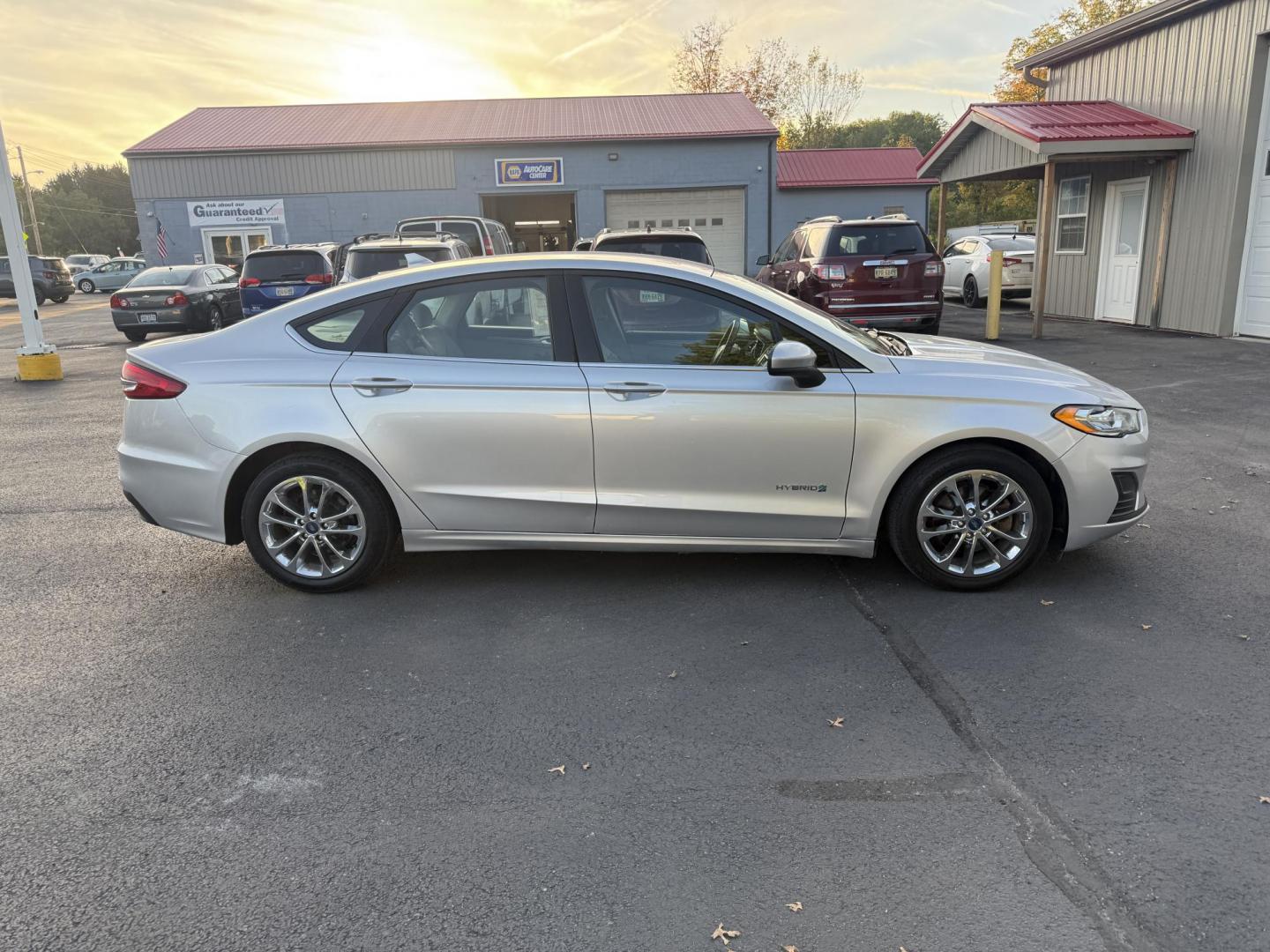 2019 Silver /Black Ford Fusion Hybrid SE (3FA6P0LU3KR) with an 2.0L I4 DOHC 16V HYBRID engine, Automatic transmission, located at 547 E. Main St., Orwell, OH, 44076, (440) 437-5893, 41.535435, -80.847855 - This 2019 Ford Fusion SE Hybrid SE is a well-appointed midsize sedan that skillfully blends fuel efficiency, comfort, and the latest driver-assist technology. Powered by a 2.0-liter inline-four hybrid engine, it delivers an impressive 42 MPG combined, making it a smart choice for those seeking to sa - Photo#5
