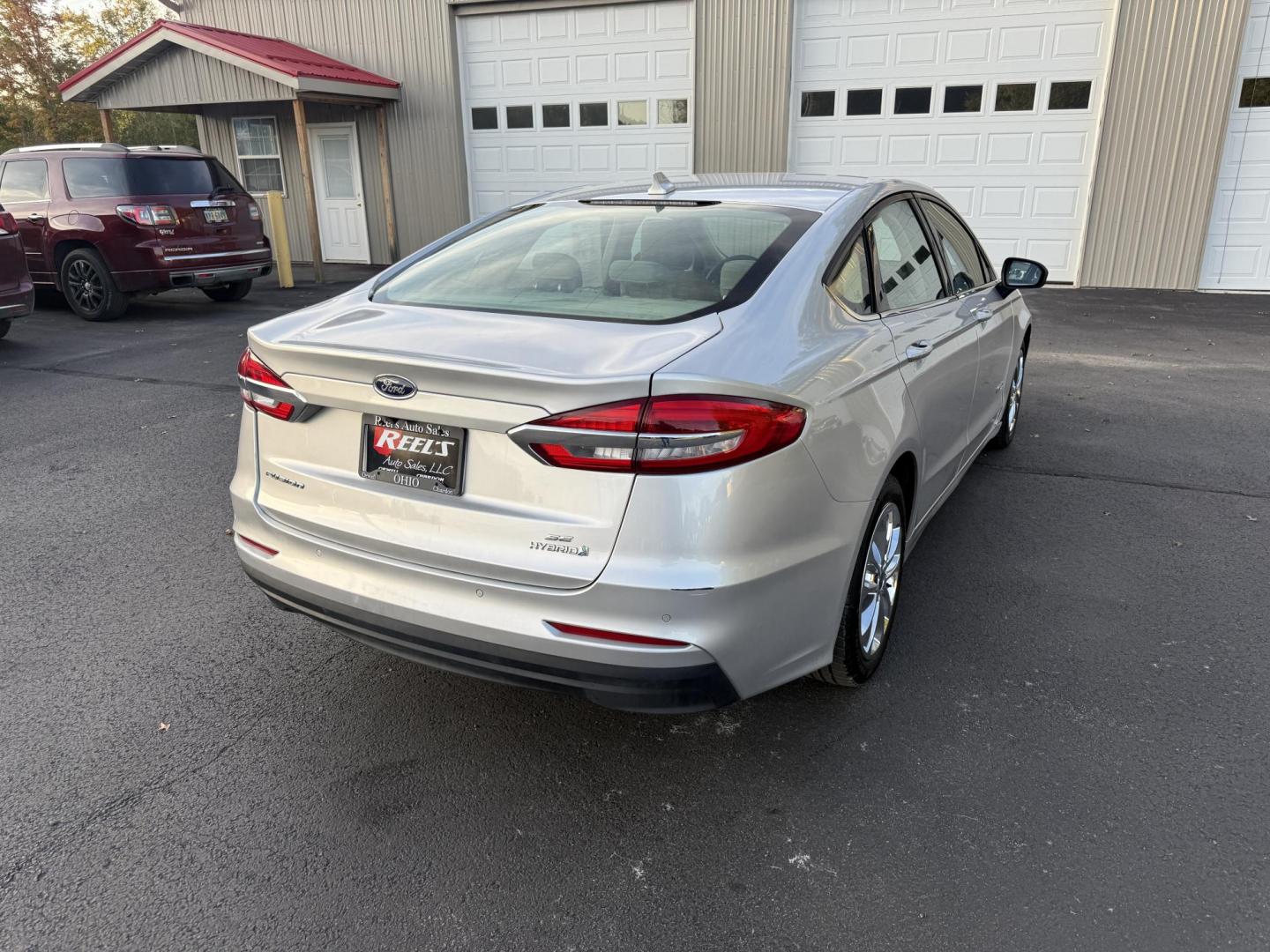 2019 Silver /Black Ford Fusion Hybrid SE (3FA6P0LU3KR) with an 2.0L I4 DOHC 16V HYBRID engine, Automatic transmission, located at 547 E. Main St., Orwell, OH, 44076, (440) 437-5893, 41.535435, -80.847855 - This 2019 Ford Fusion SE Hybrid SE is a well-appointed midsize sedan that skillfully blends fuel efficiency, comfort, and the latest driver-assist technology. Powered by a 2.0-liter inline-four hybrid engine, it delivers an impressive 42 MPG combined, making it a smart choice for those seeking to sa - Photo#7